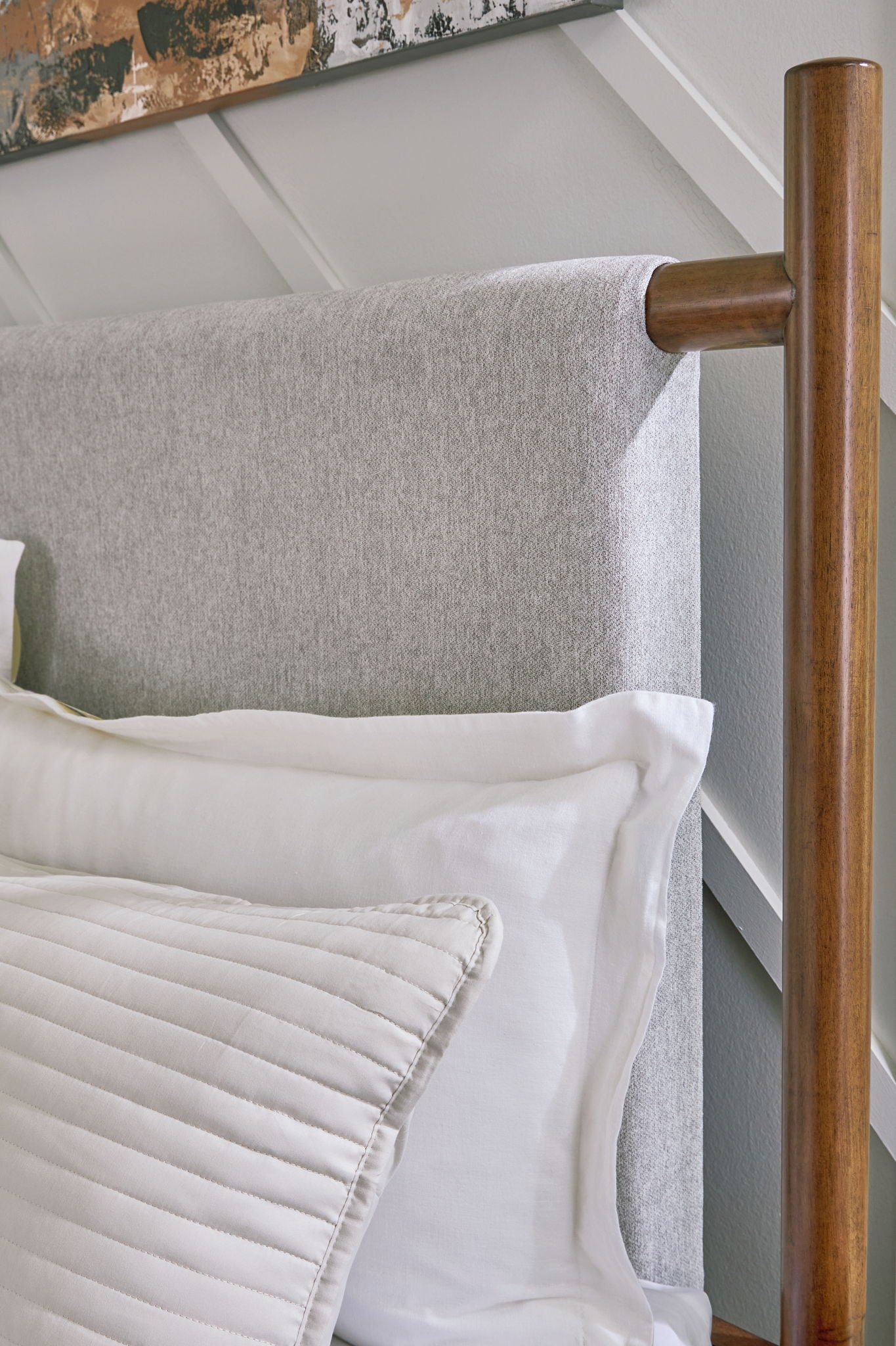 Lyncott - Upholstered Bed - Hornell Furniture Outlet