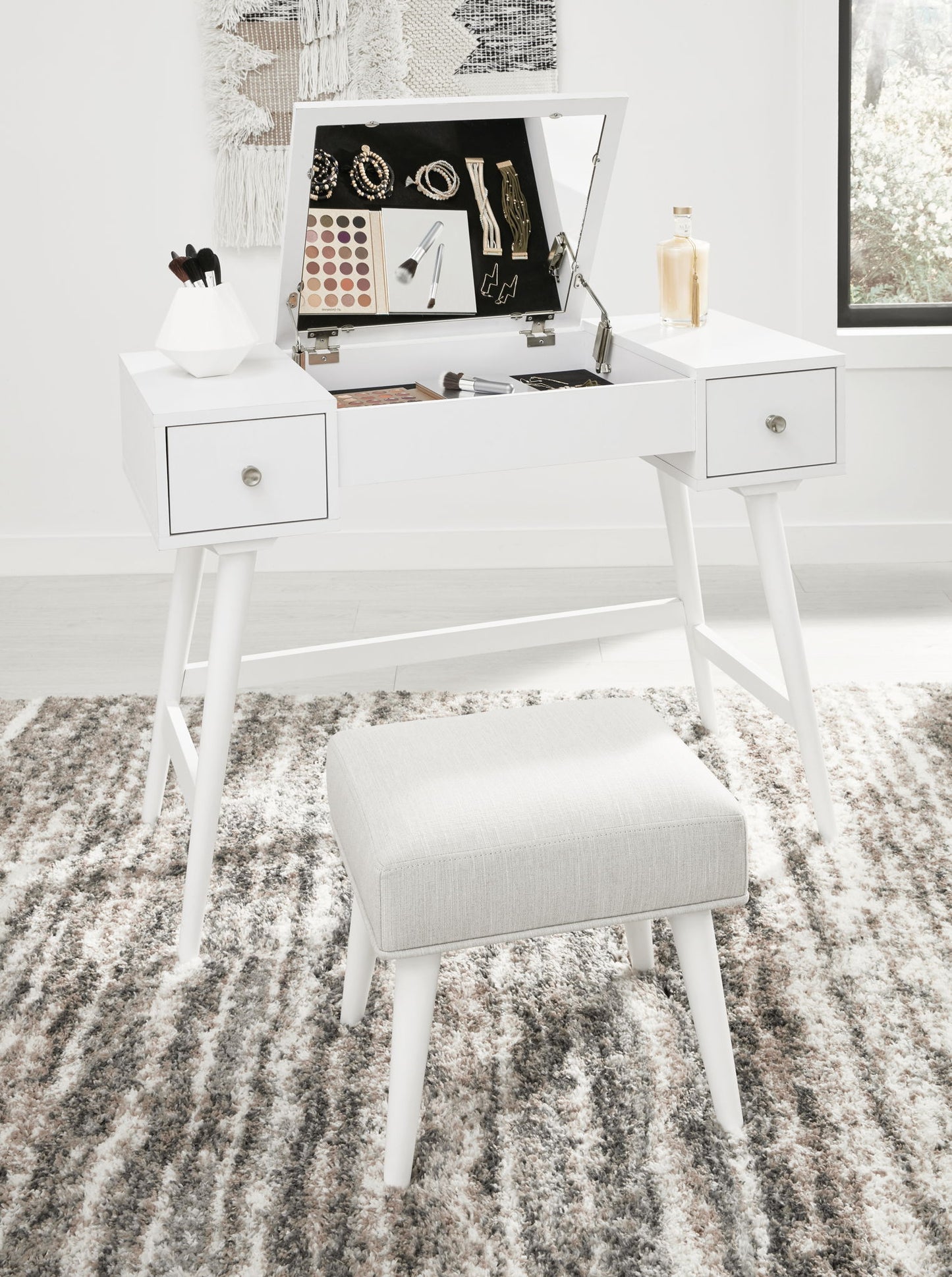 Thadamere - Vanity Stool - Hornell Furniture Outlet