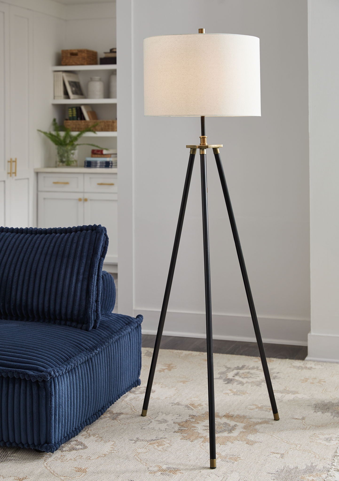 Cashner - Black / Gold Finish - Metal Floor Lamp - Hornell Furniture Outlet