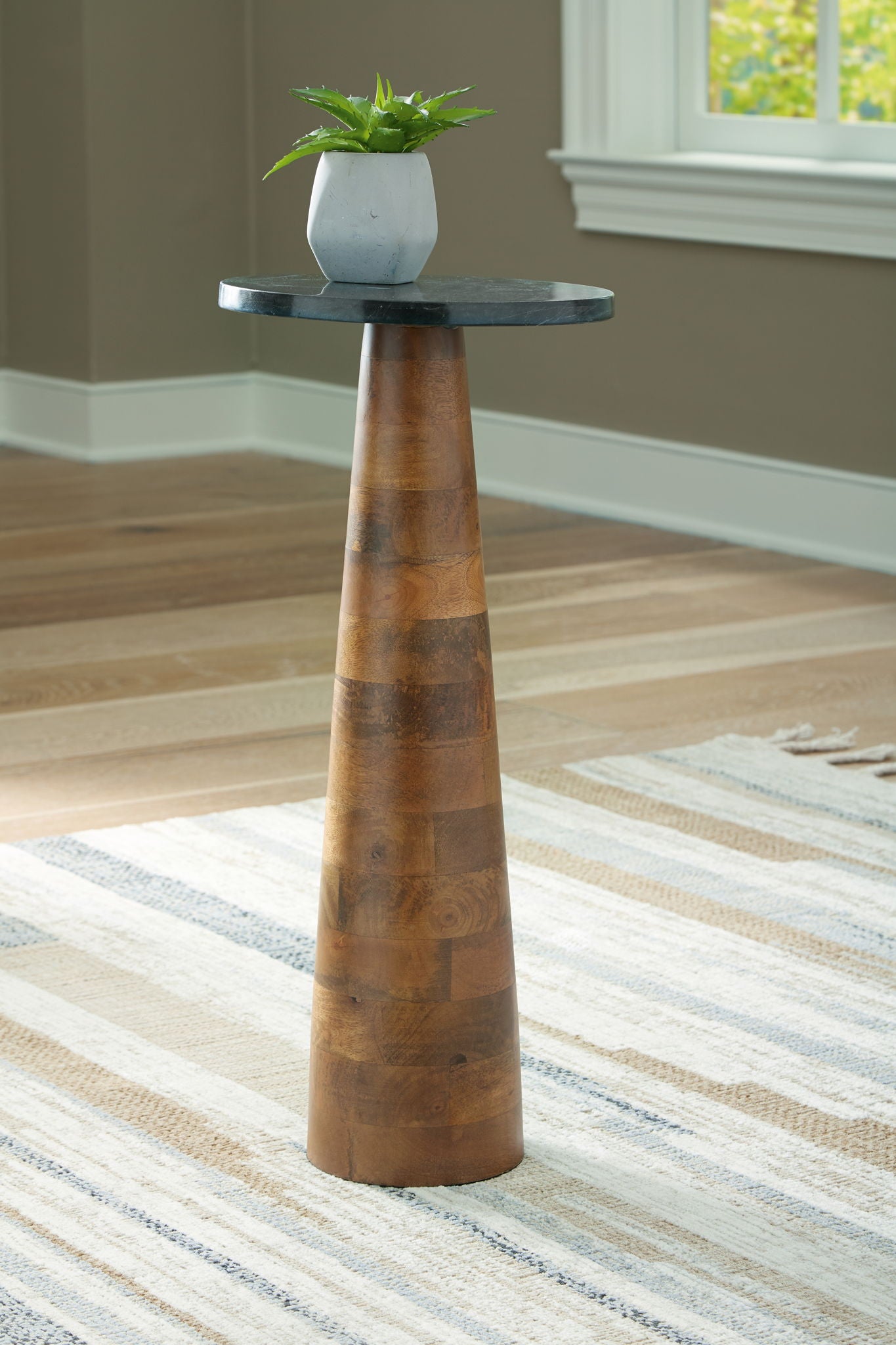 Quinndon - Brown / Black - Accent Table - Hornell Furniture Outlet