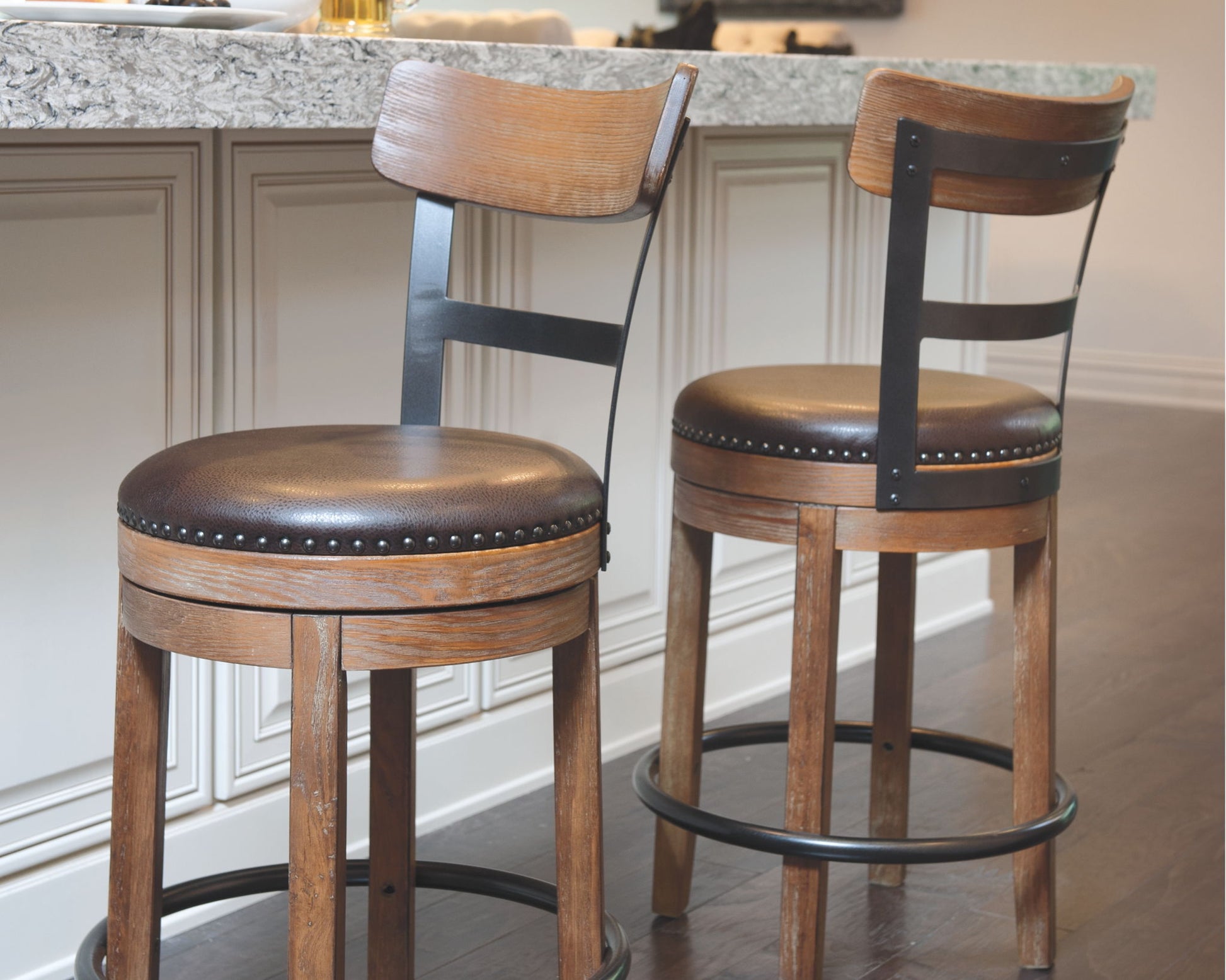 Pinnadel - Swivel Barstool - Hornell Furniture Outlet