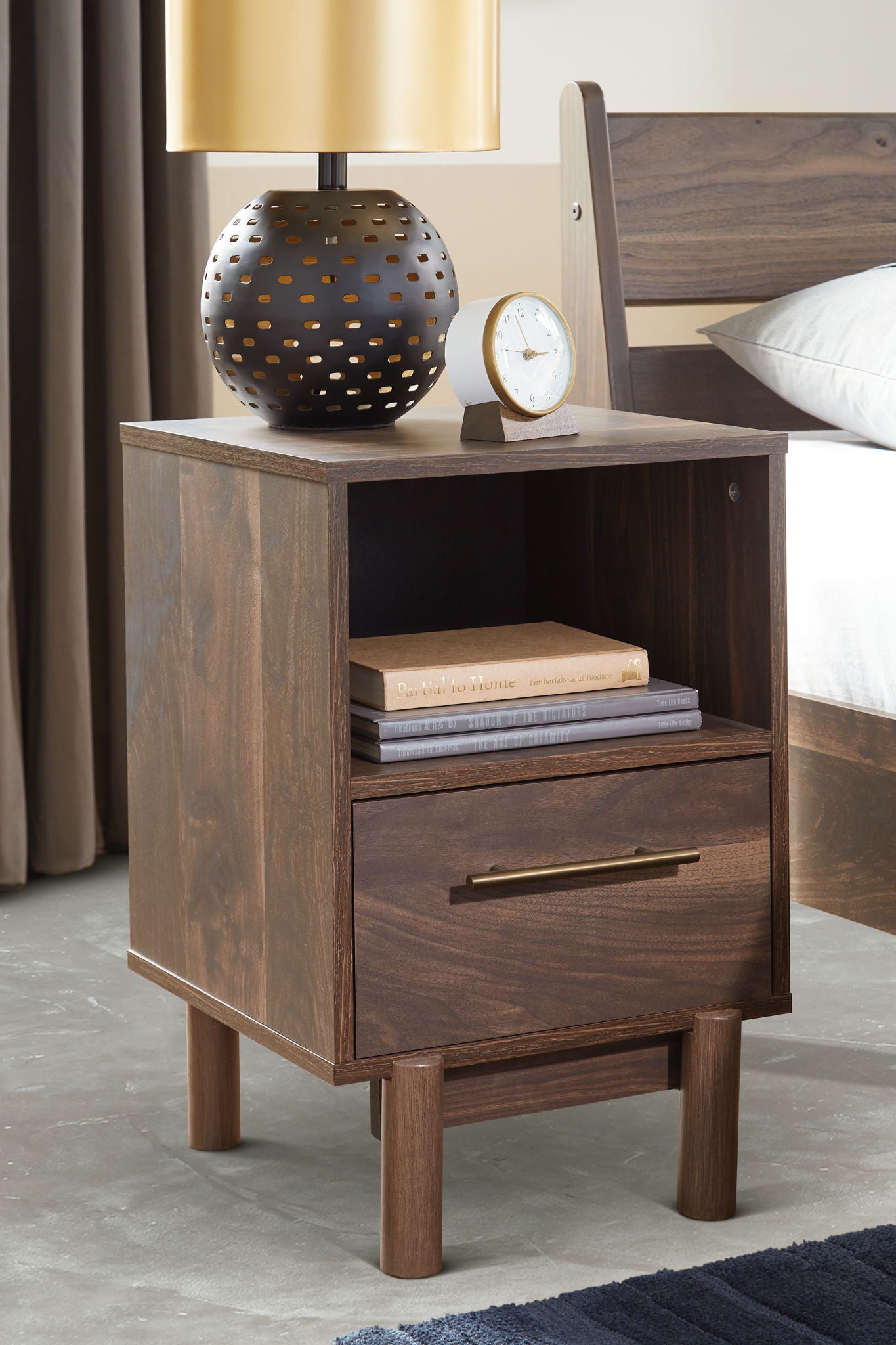 Calverson - Mocha - One Drawer Night Stand - Medium - Hornell Furniture Outlet