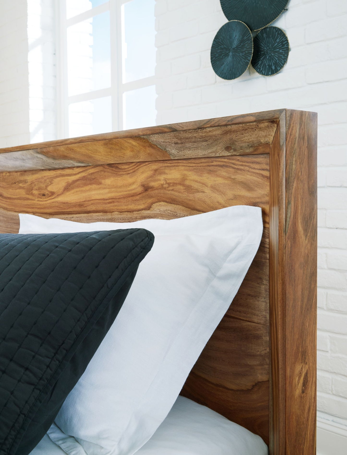 Dressonni - Panel Bed - Hornell Furniture Outlet