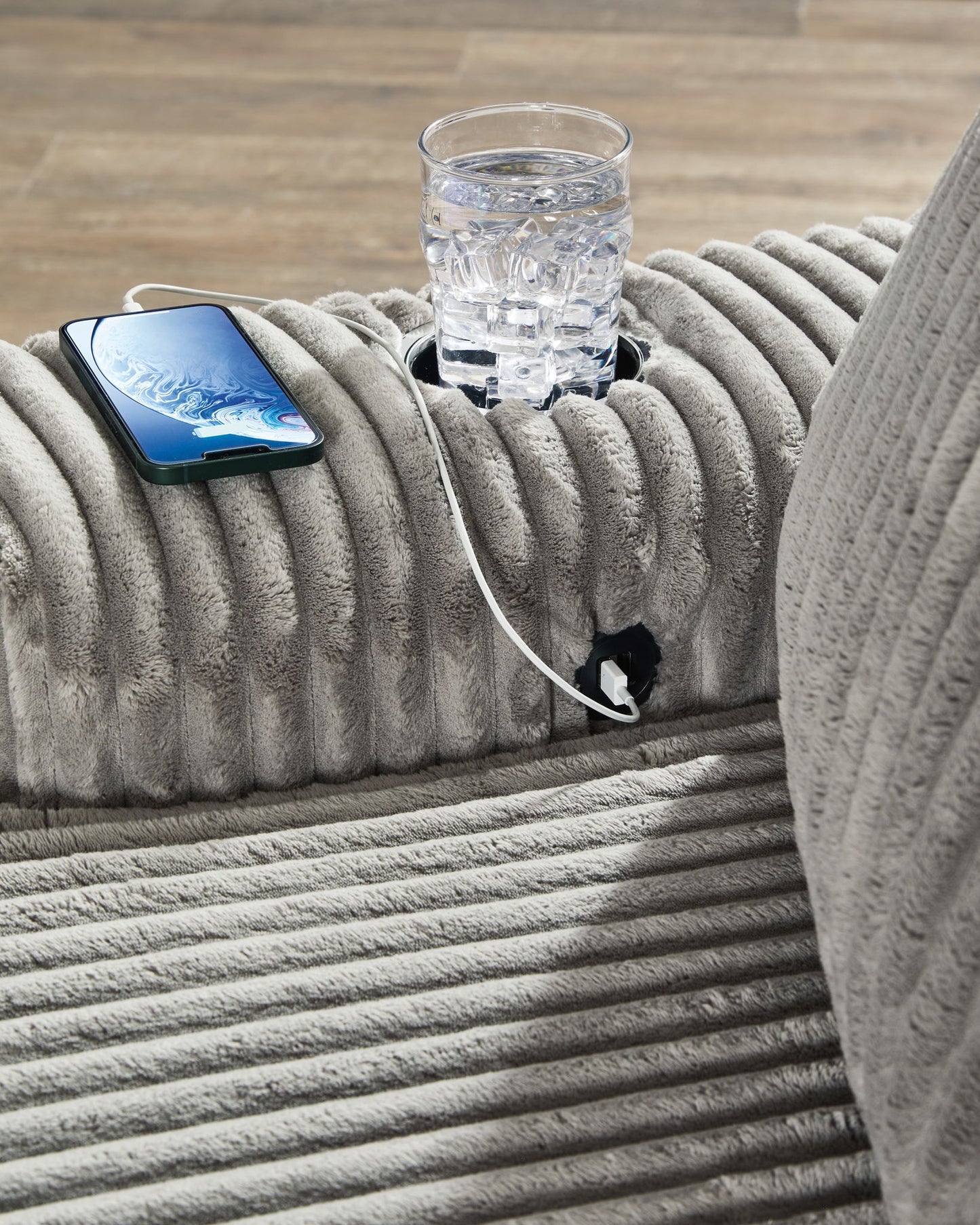 Lindyn - Chaise - Hornell Furniture Outlet