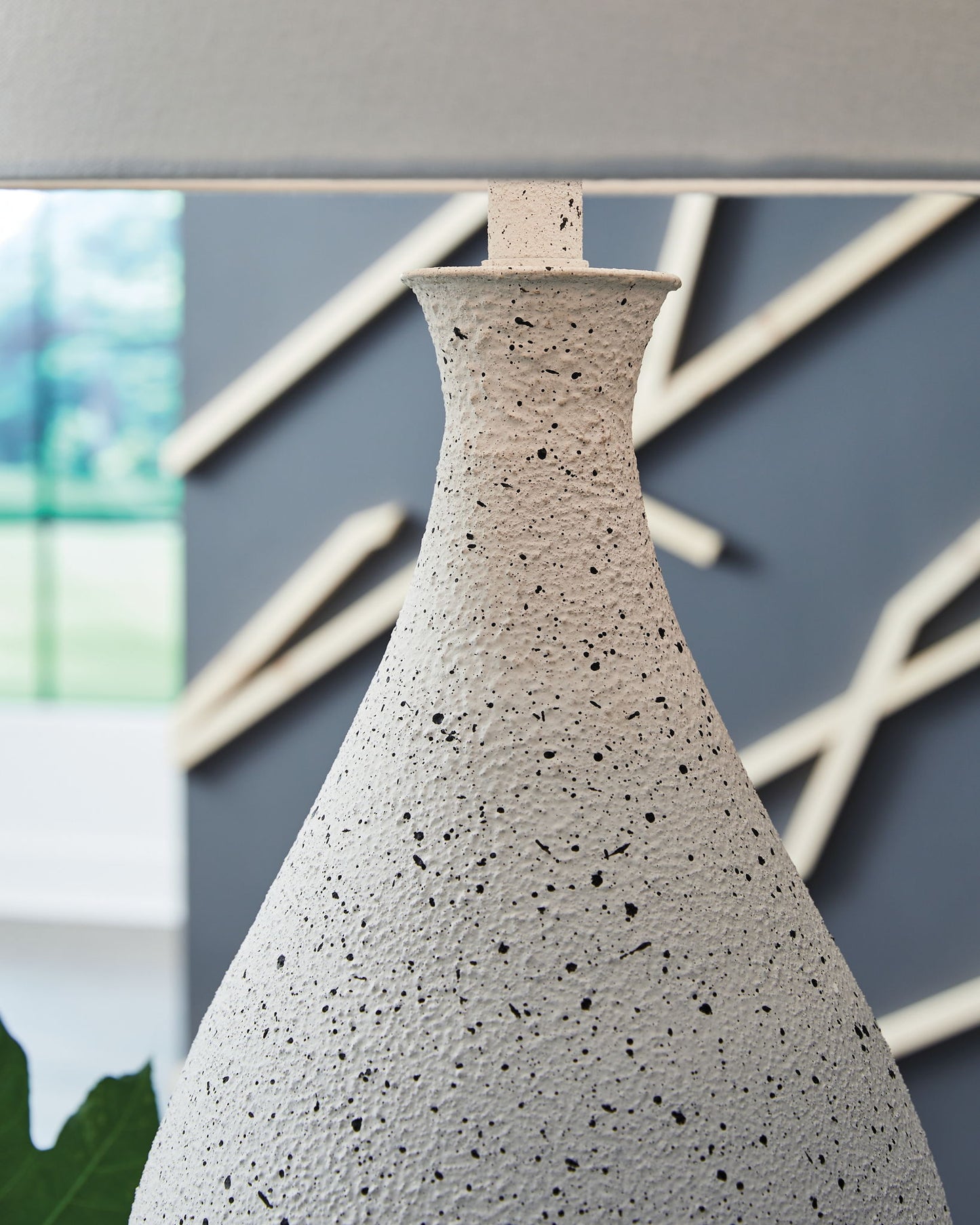 Wyattford - White / Black - Metal Table Lamp - Hornell Furniture Outlet