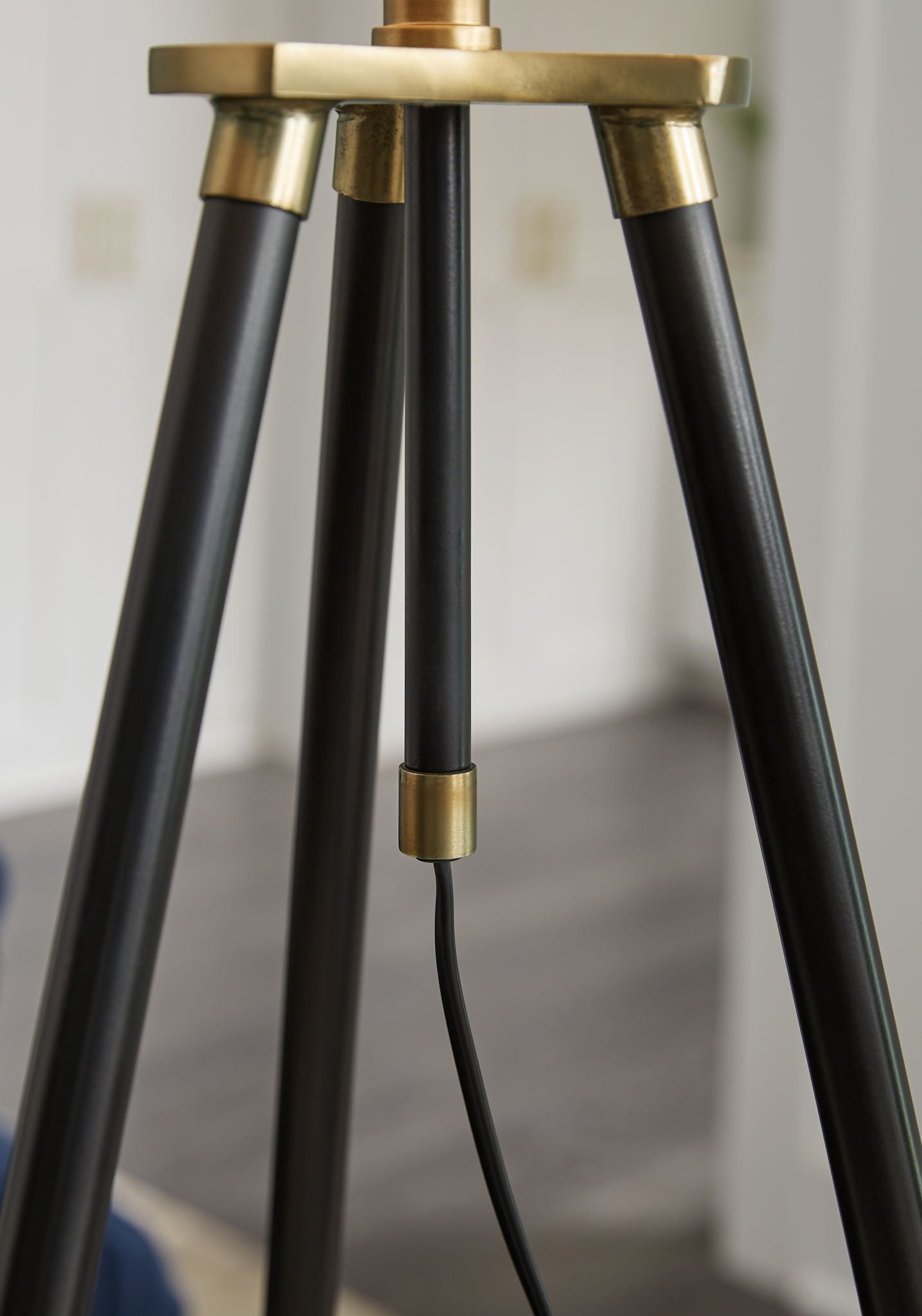 Cashner - Black / Gold Finish - Metal Floor Lamp - Hornell Furniture Outlet