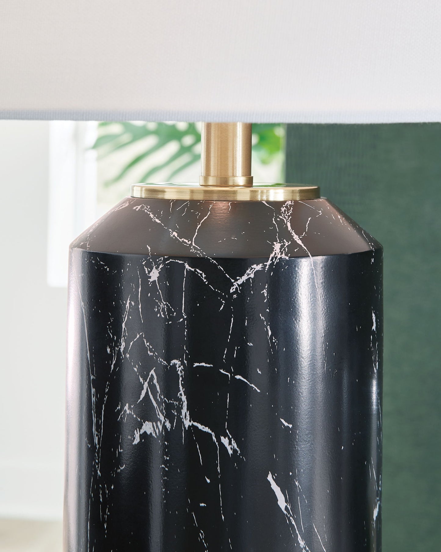Hanzila - Poly Table Lamp - Black / Gold Finish - Hornell Furniture Outlet