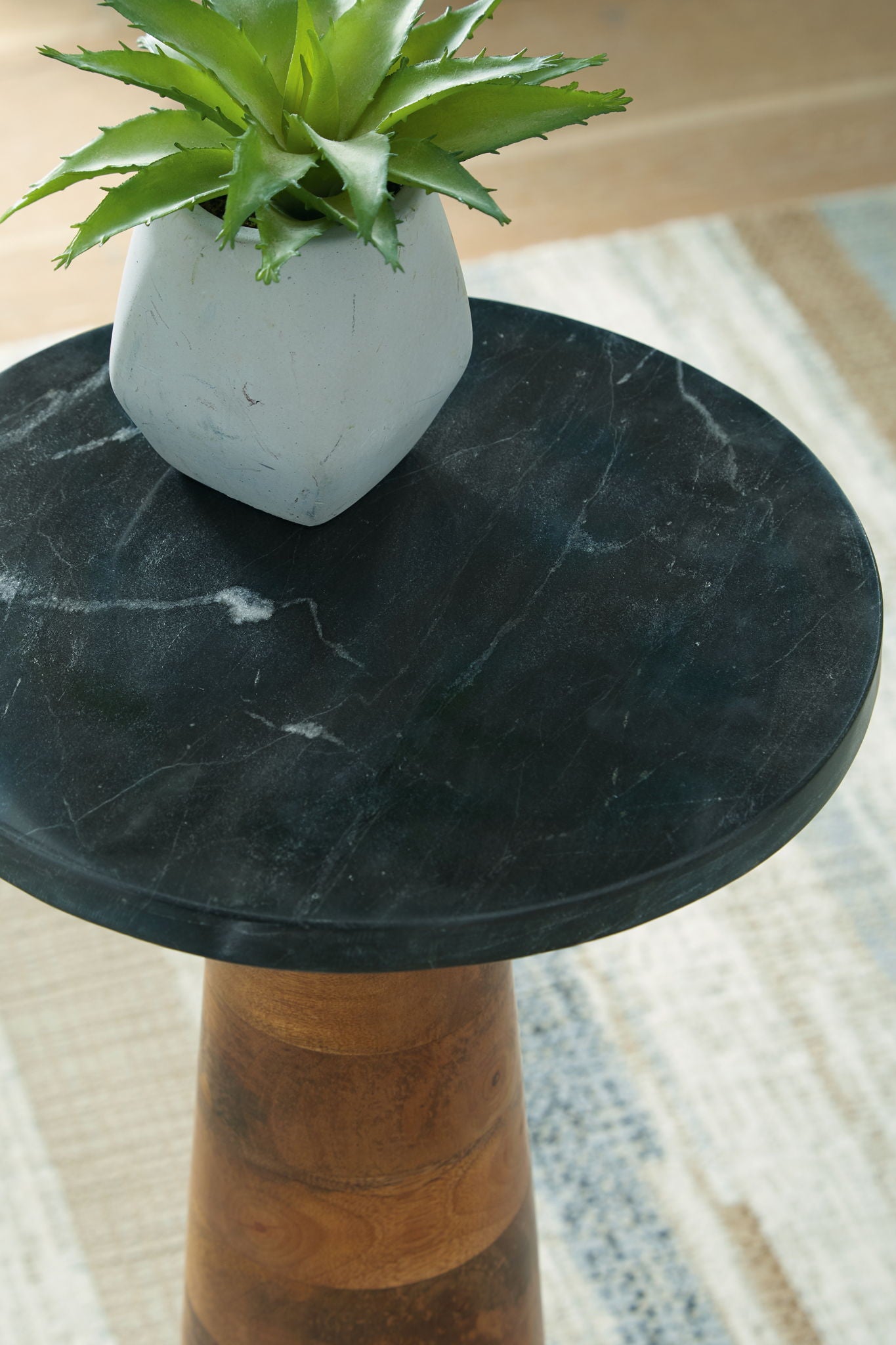 Quinndon - Brown / Black - Accent Table - Hornell Furniture Outlet