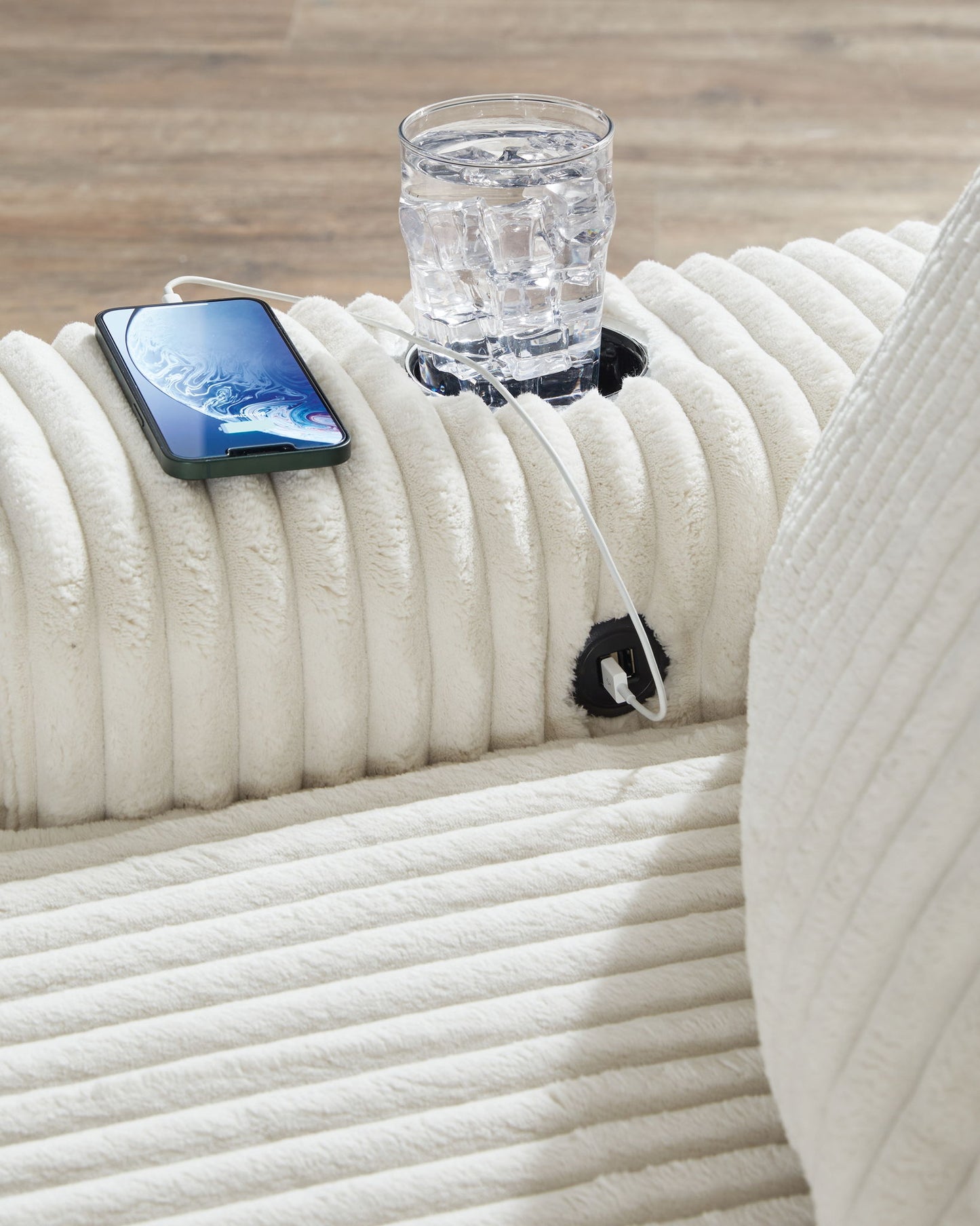 Lindyn - Chaise - Hornell Furniture Outlet