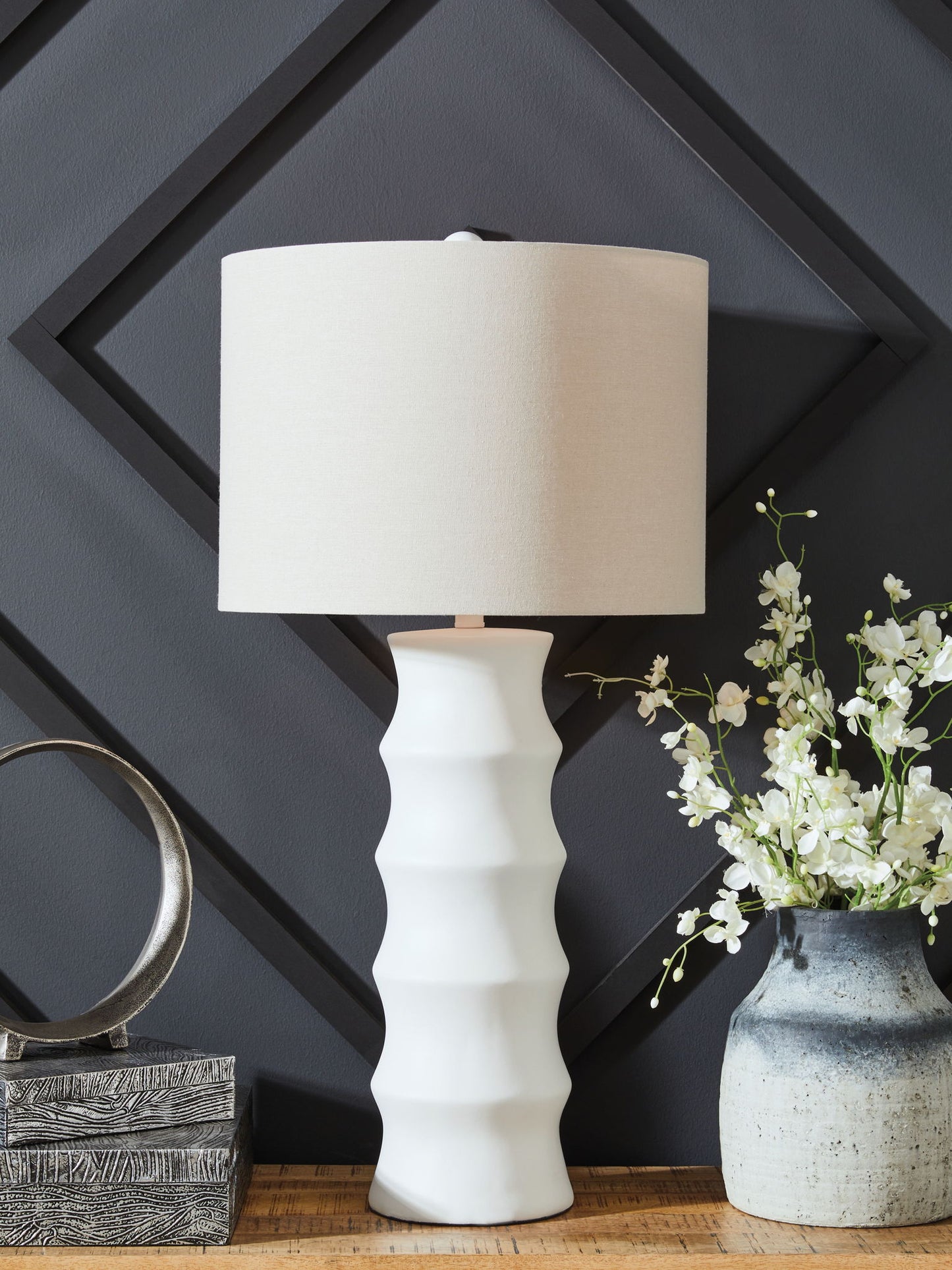 Veraleigh - Poly Lamp - Hornell Furniture Outlet