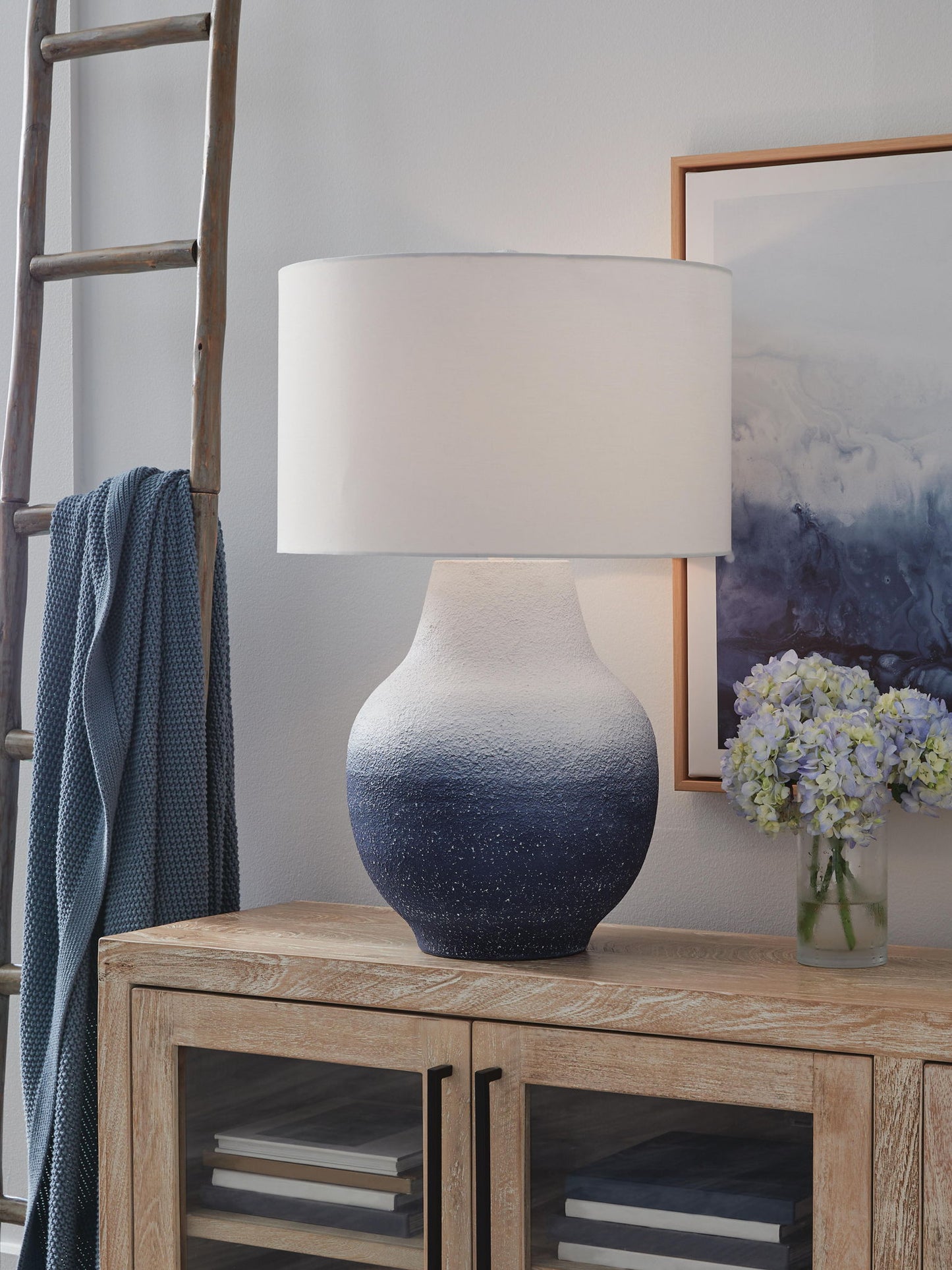 Dashland - Metal Table Lamp - White / Navy - Hornell Furniture Outlet