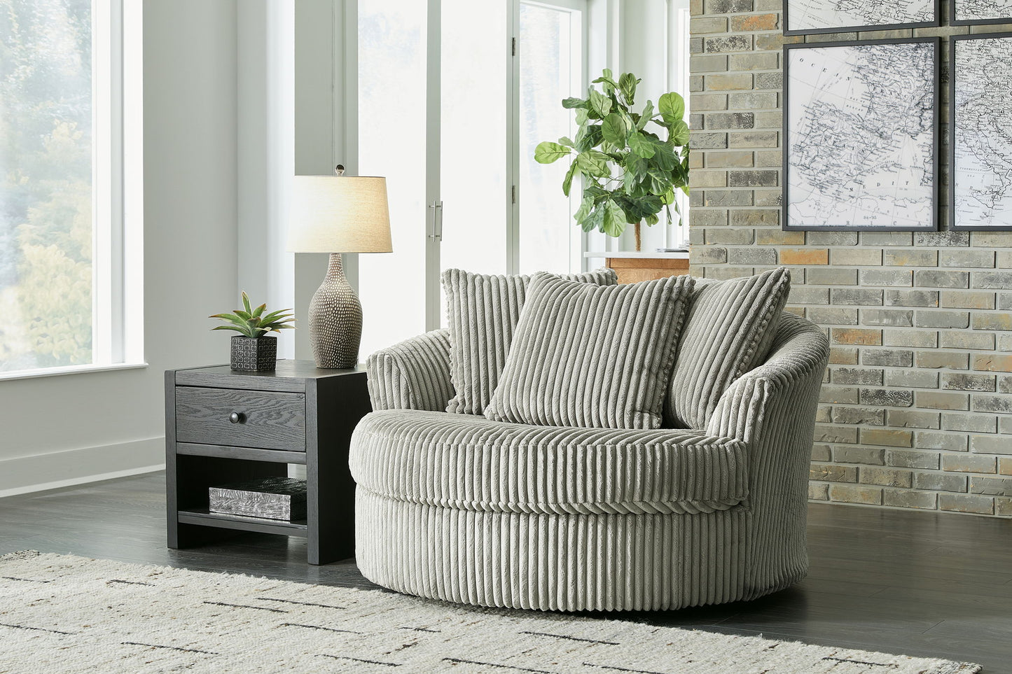 Lindyn - Oversized Swivel Accent Chair - Hornell Furniture Outlet