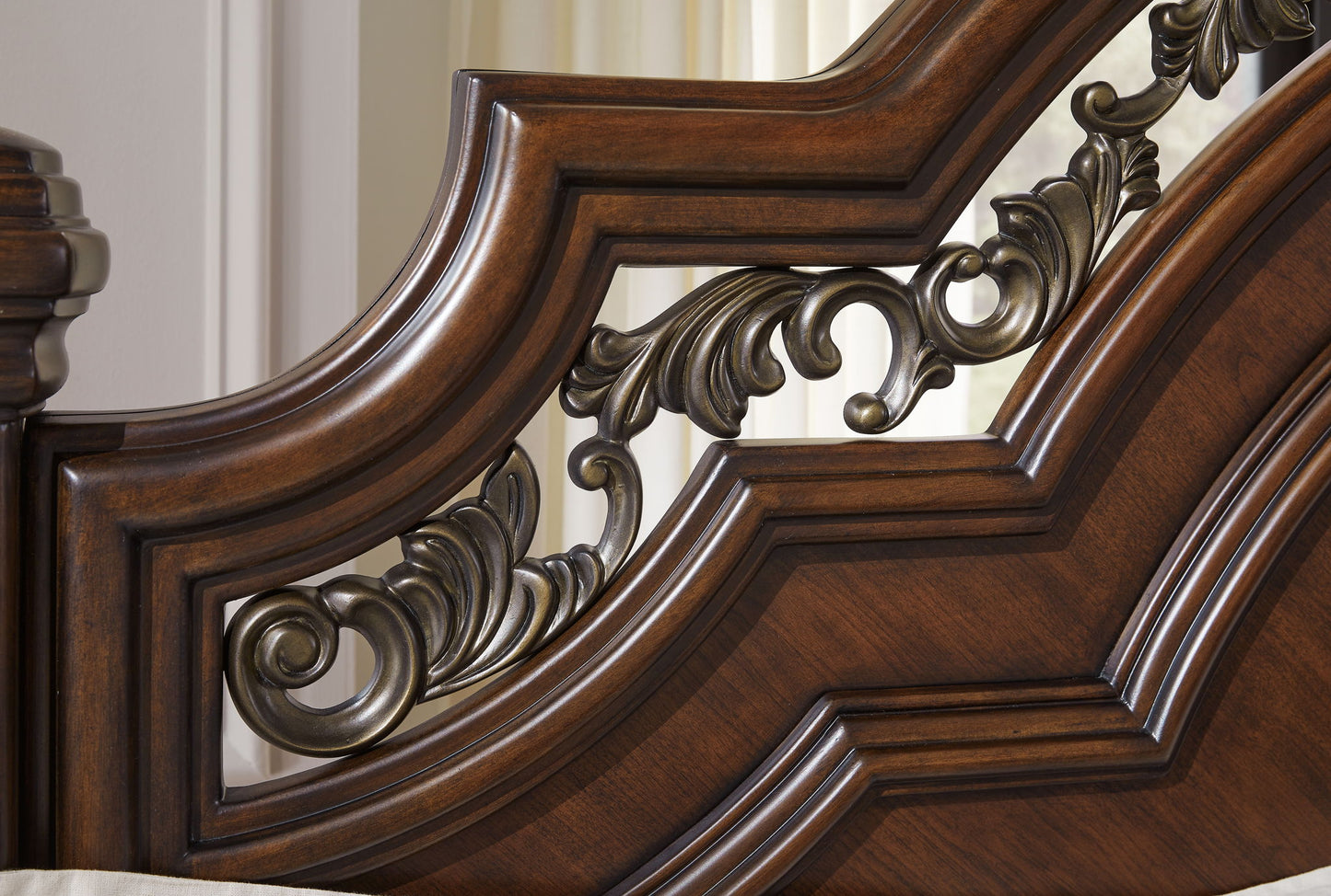 Lavinton - Poster Bed - Hornell Furniture Outlet