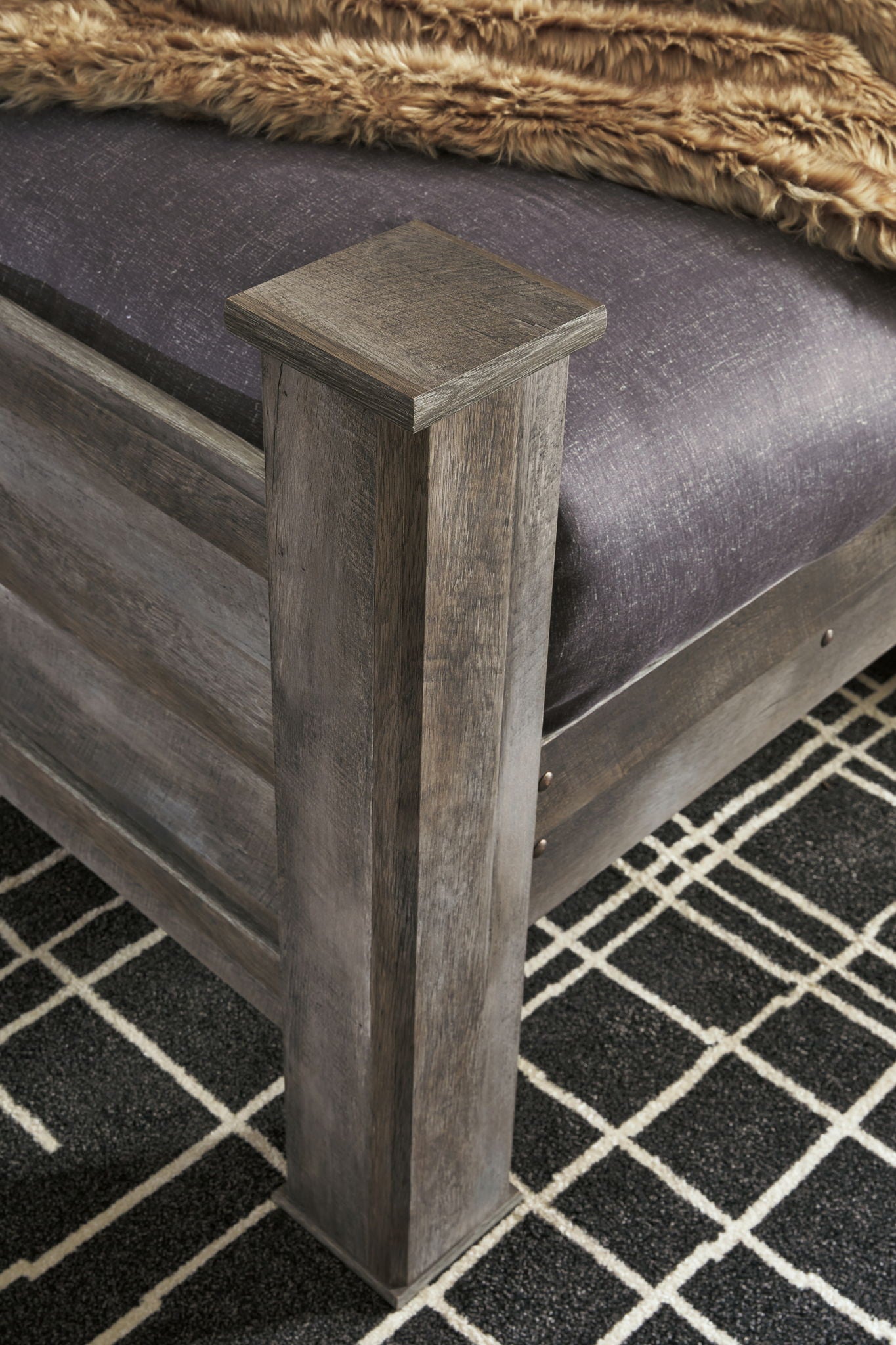 Wynnlow - Poster Bed - Hornell Furniture Outlet