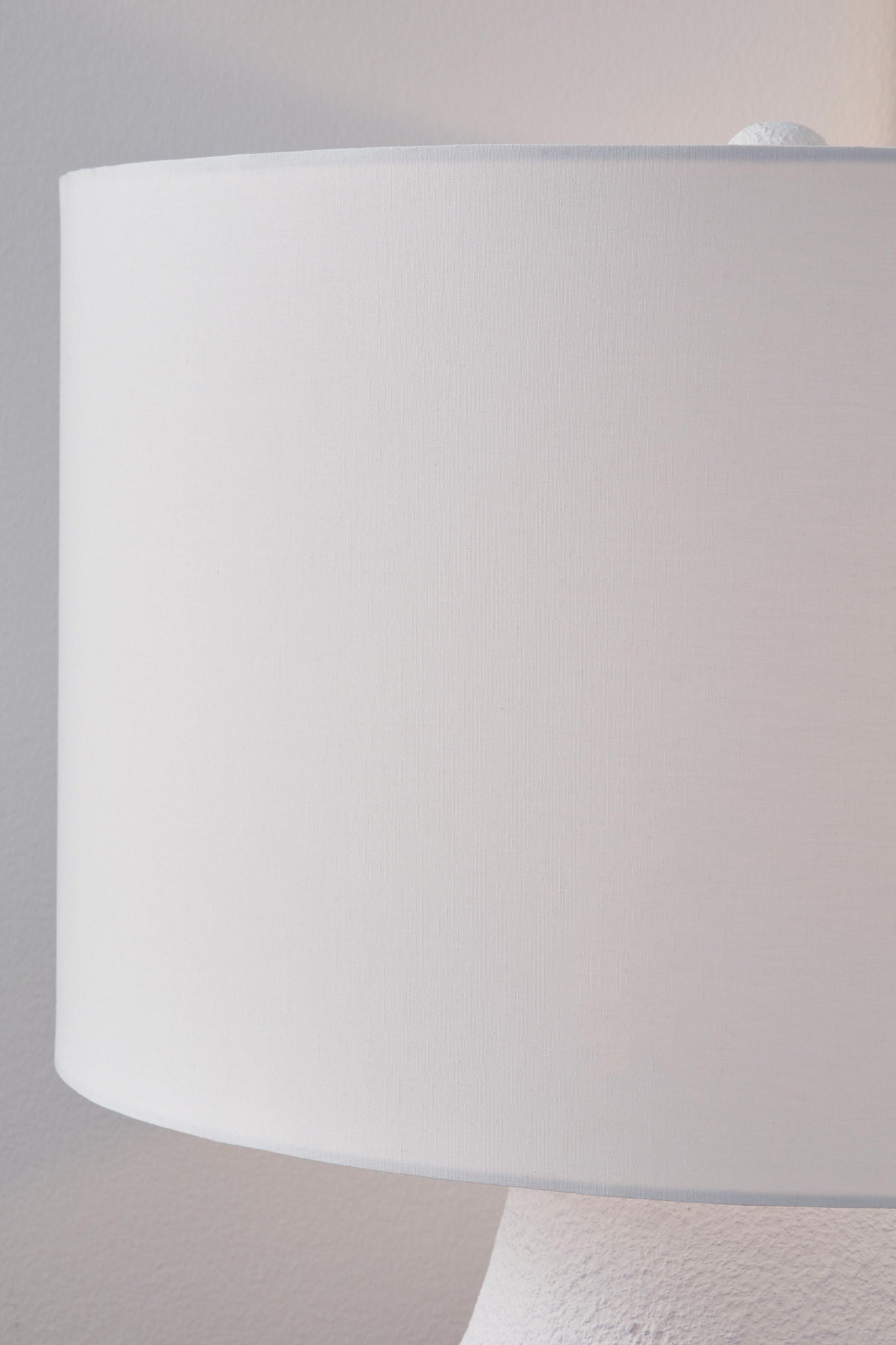 Dashland - Metal Table Lamp - White / Navy - Hornell Furniture Outlet