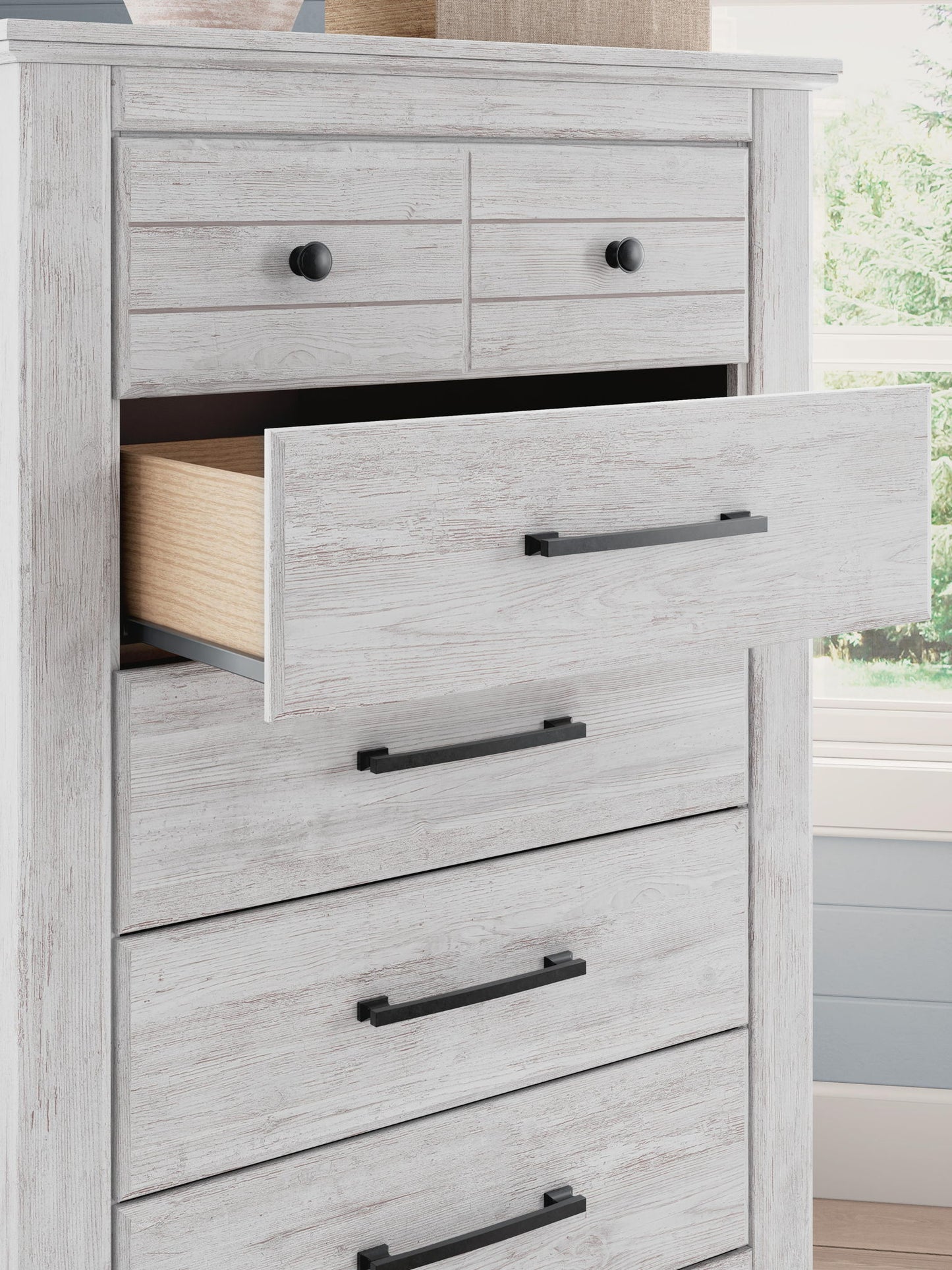 Makidern - Five Drawer Chest - Hornell Furniture Outlet