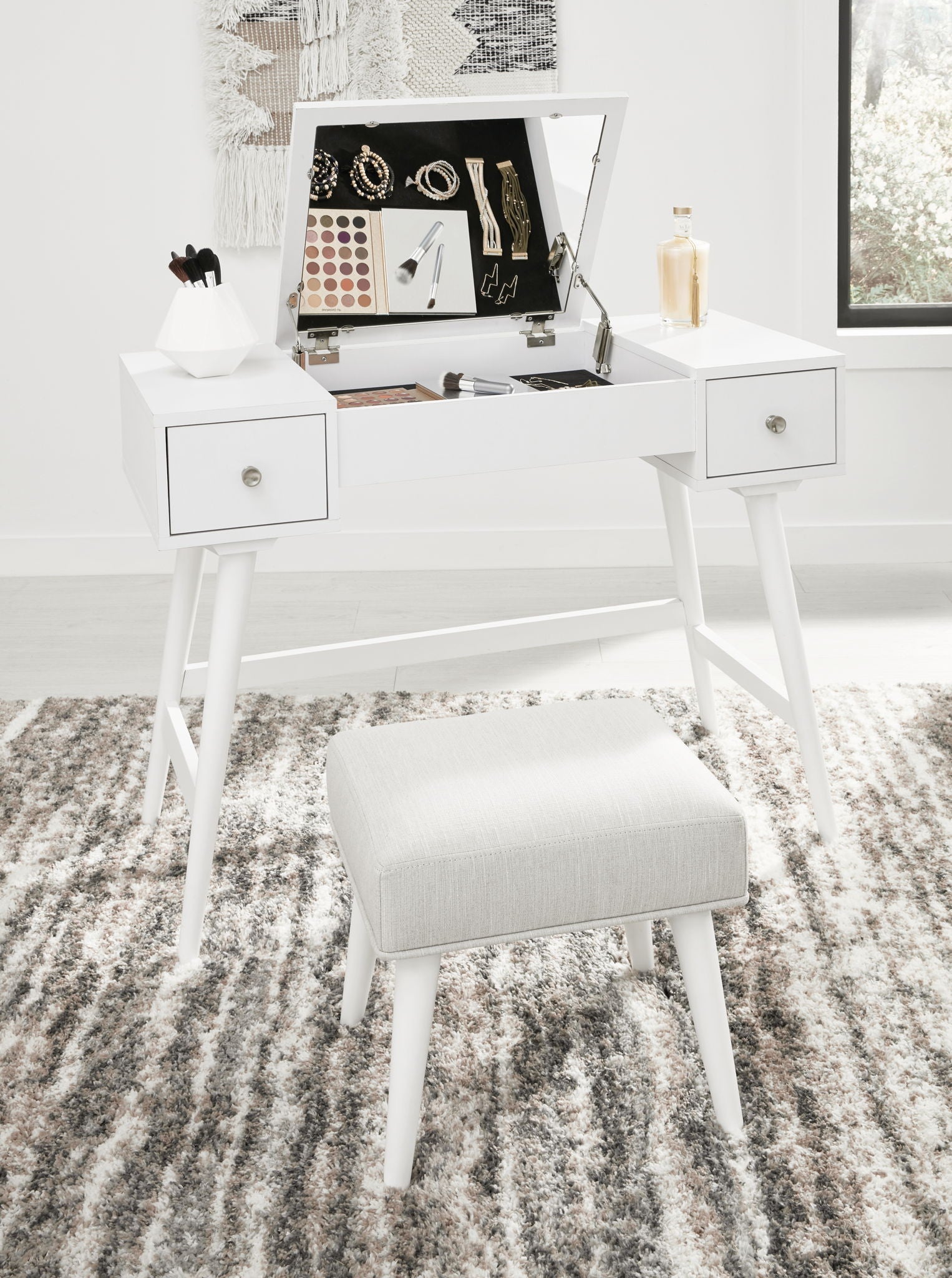 Thadamere - Vanity Stool - Hornell Furniture Outlet