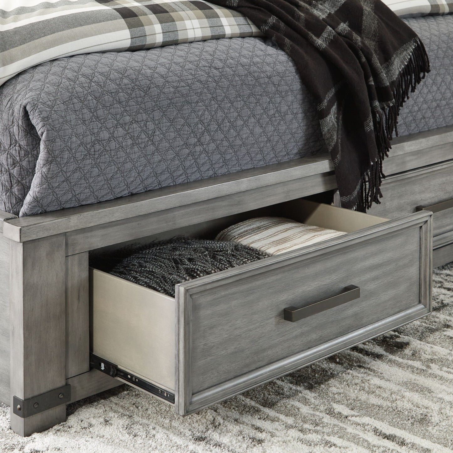 Russelyn - Storage Bed - Hornell Furniture Outlet