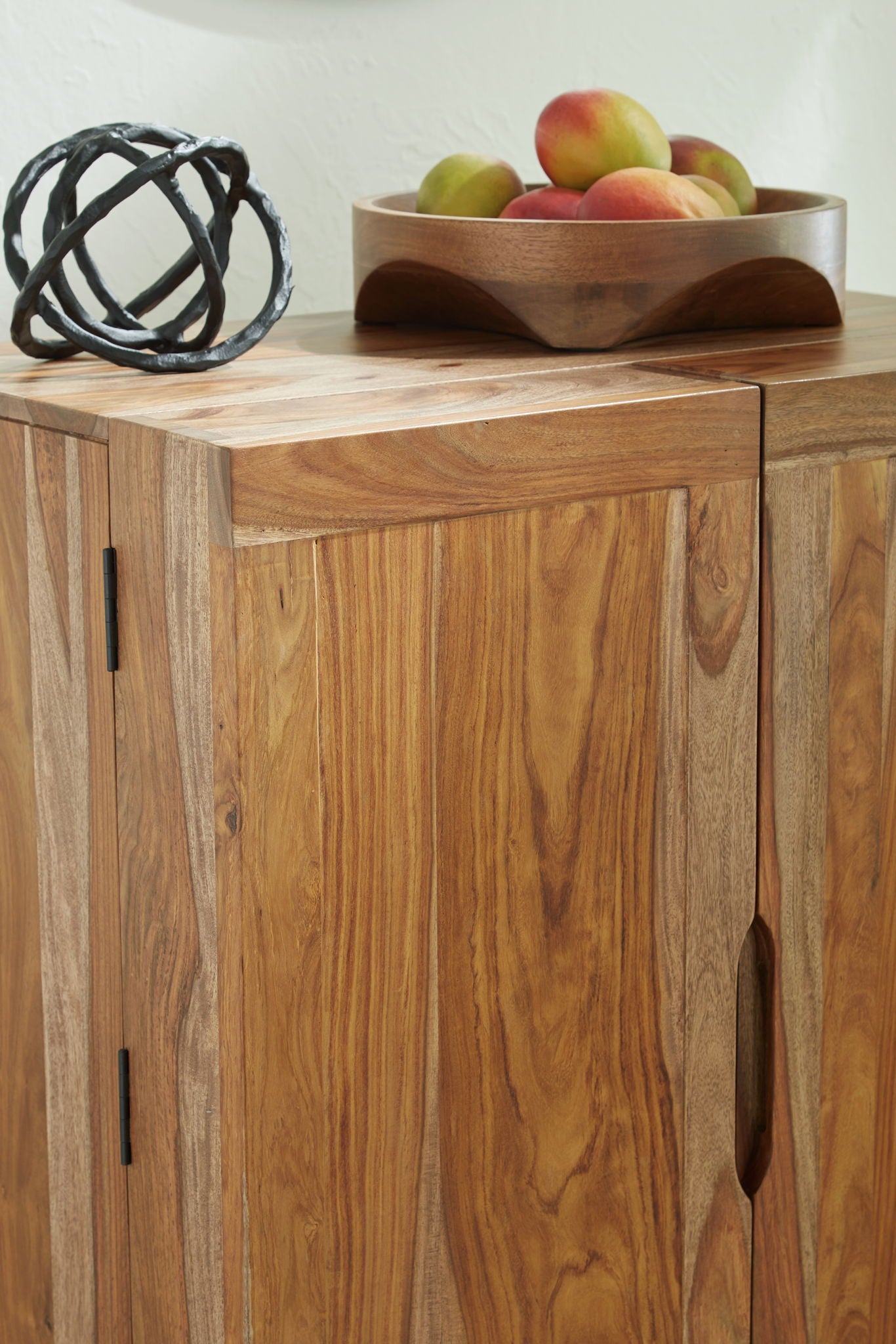 Dressonni - Brown - Bar Cabinet - Hornell Furniture Outlet