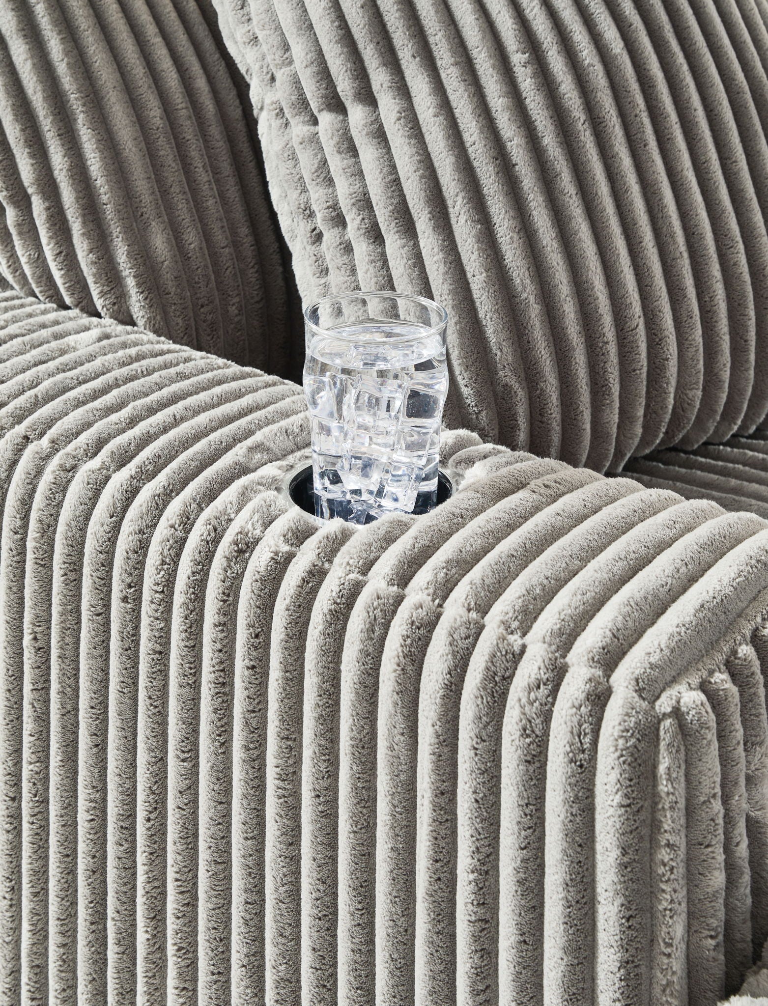 Lindyn - Chaise - Hornell Furniture Outlet