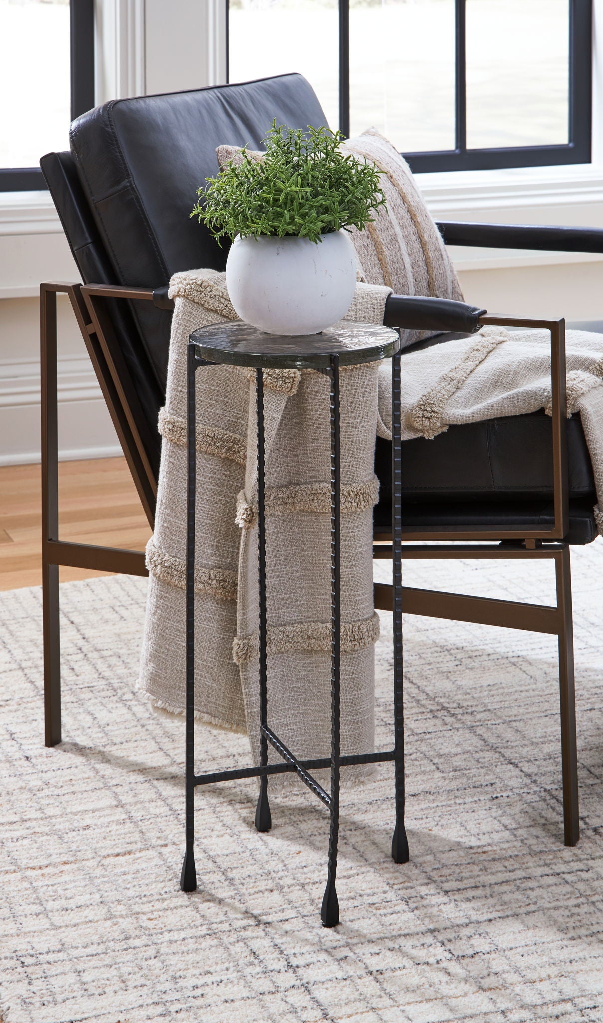 Newgoren - Clear / Black - Accent Table - Hornell Furniture Outlet
