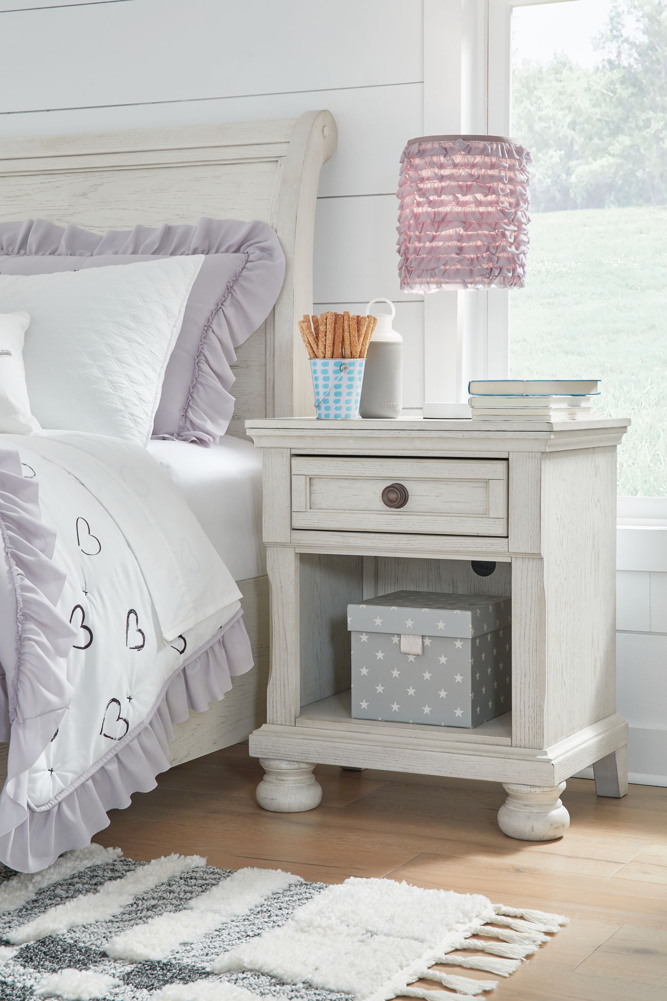 Robbinsdale - Antique White - One Drawer Night Stand - Hornell Furniture Outlet