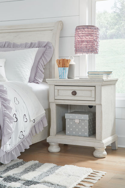 Robbinsdale - Antique White - One Drawer Night Stand - Hornell Furniture Outlet