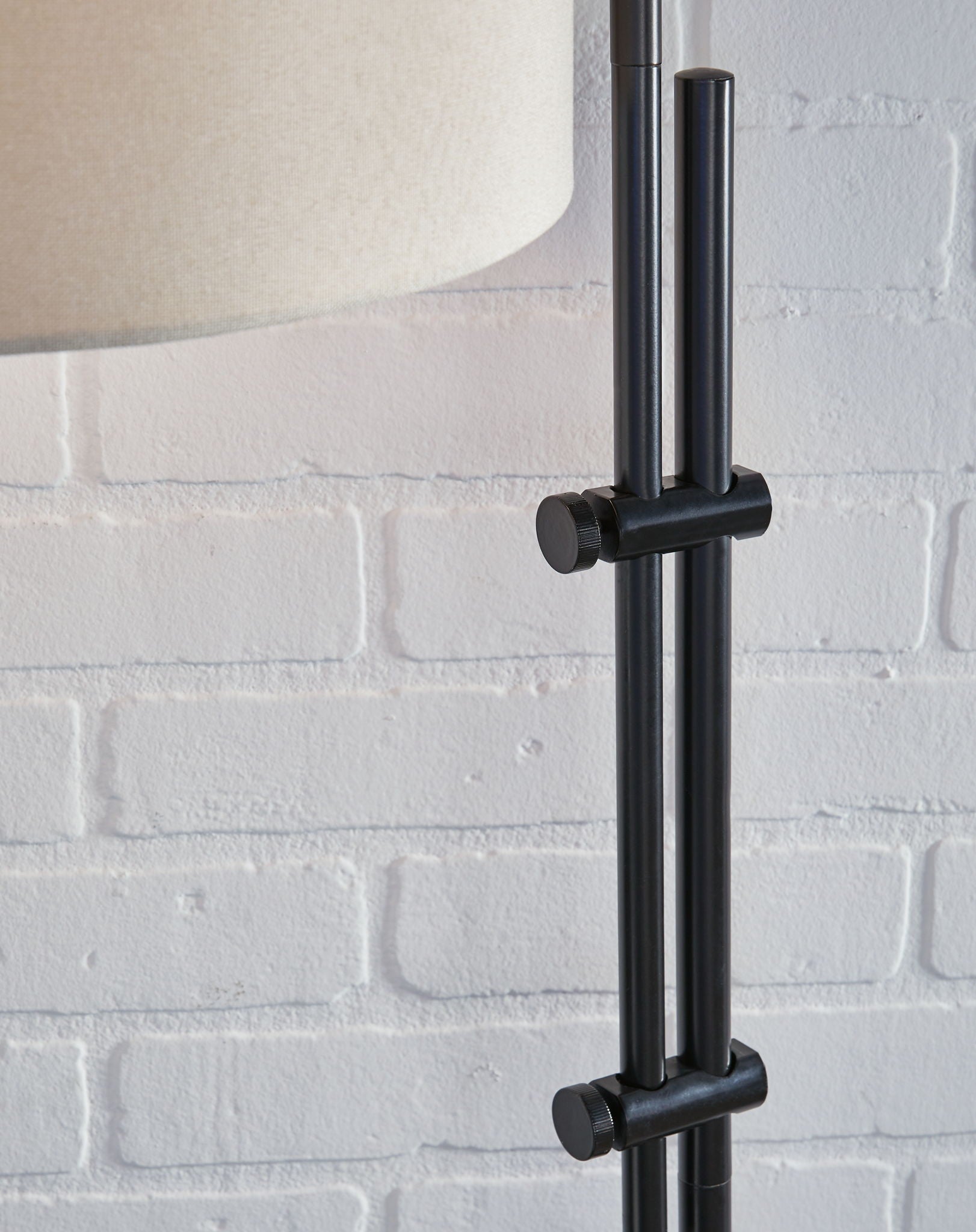 Baronvale - Metal Accent Lamp - Hornell Furniture Outlet