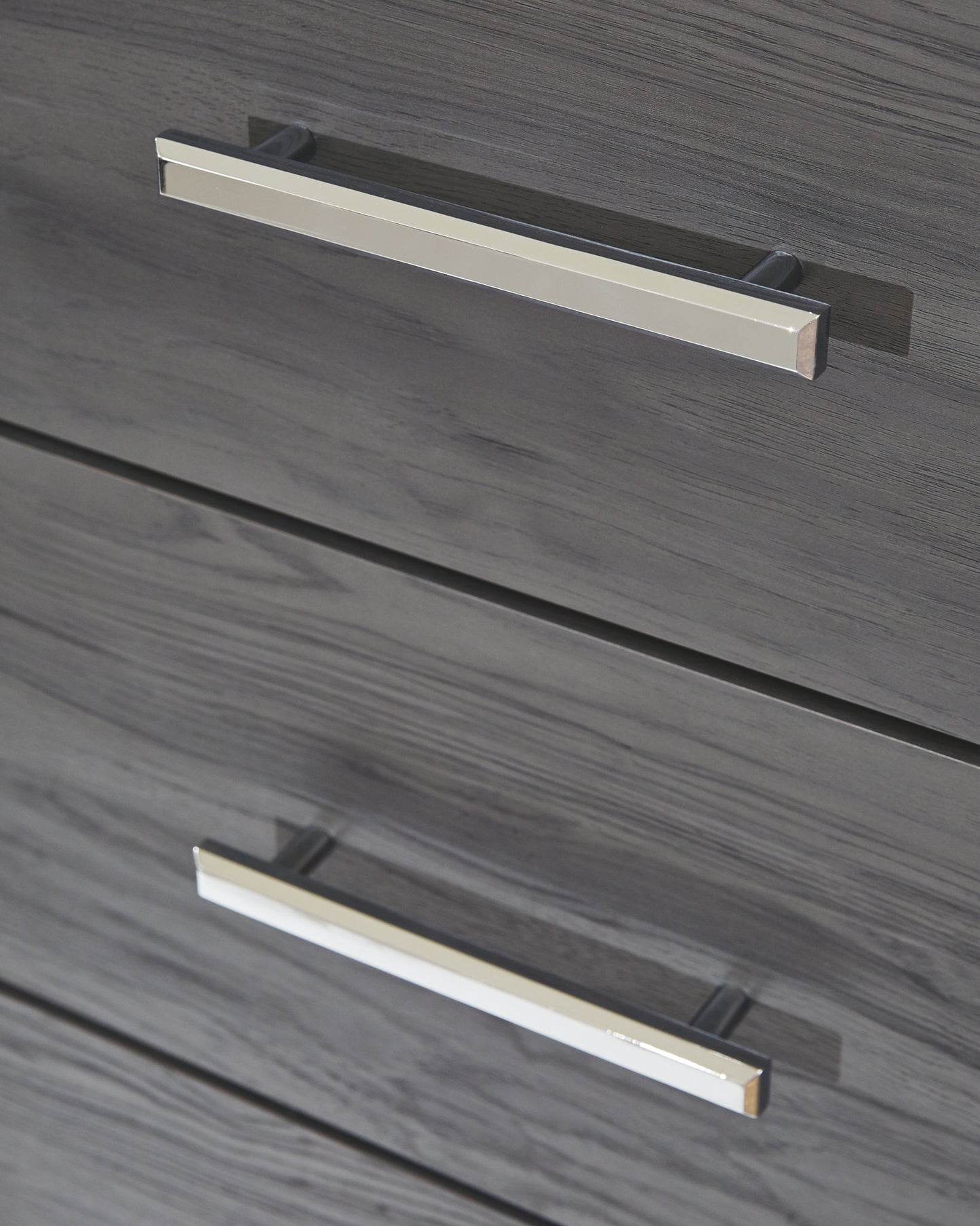 Lodanna - Gray - Five Drawer Chest - Hornell Furniture Outlet