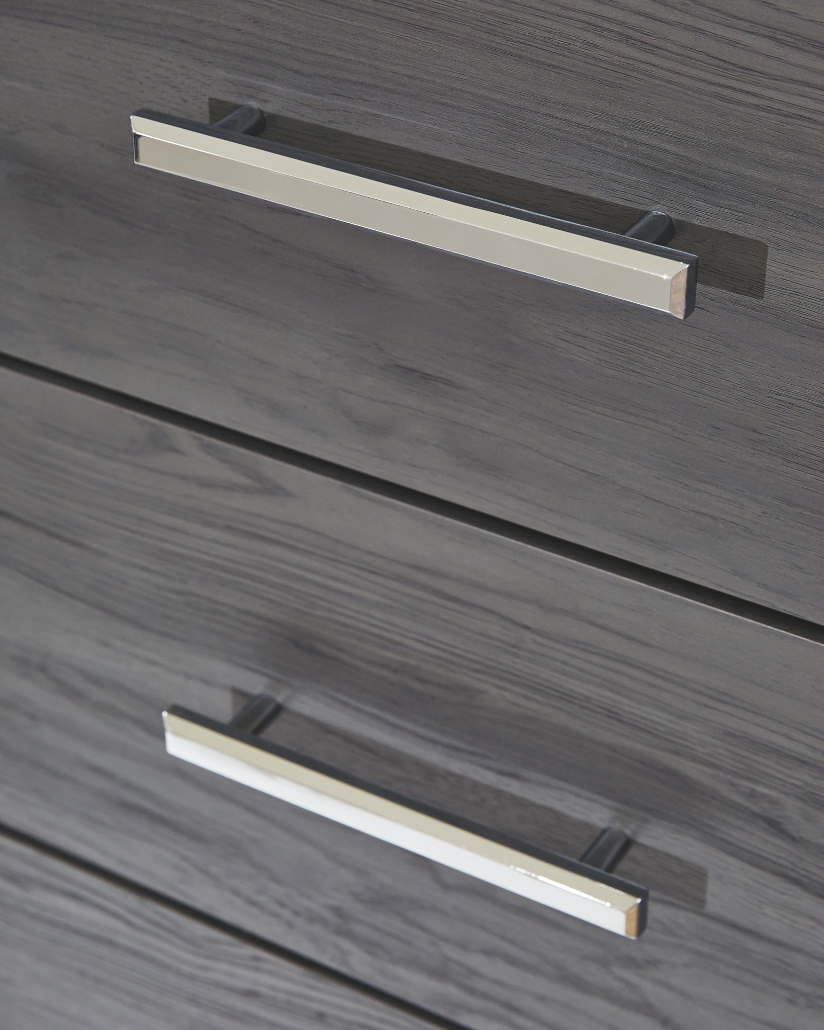 Lodanna - Gray - Five Drawer Chest - Hornell Furniture Outlet