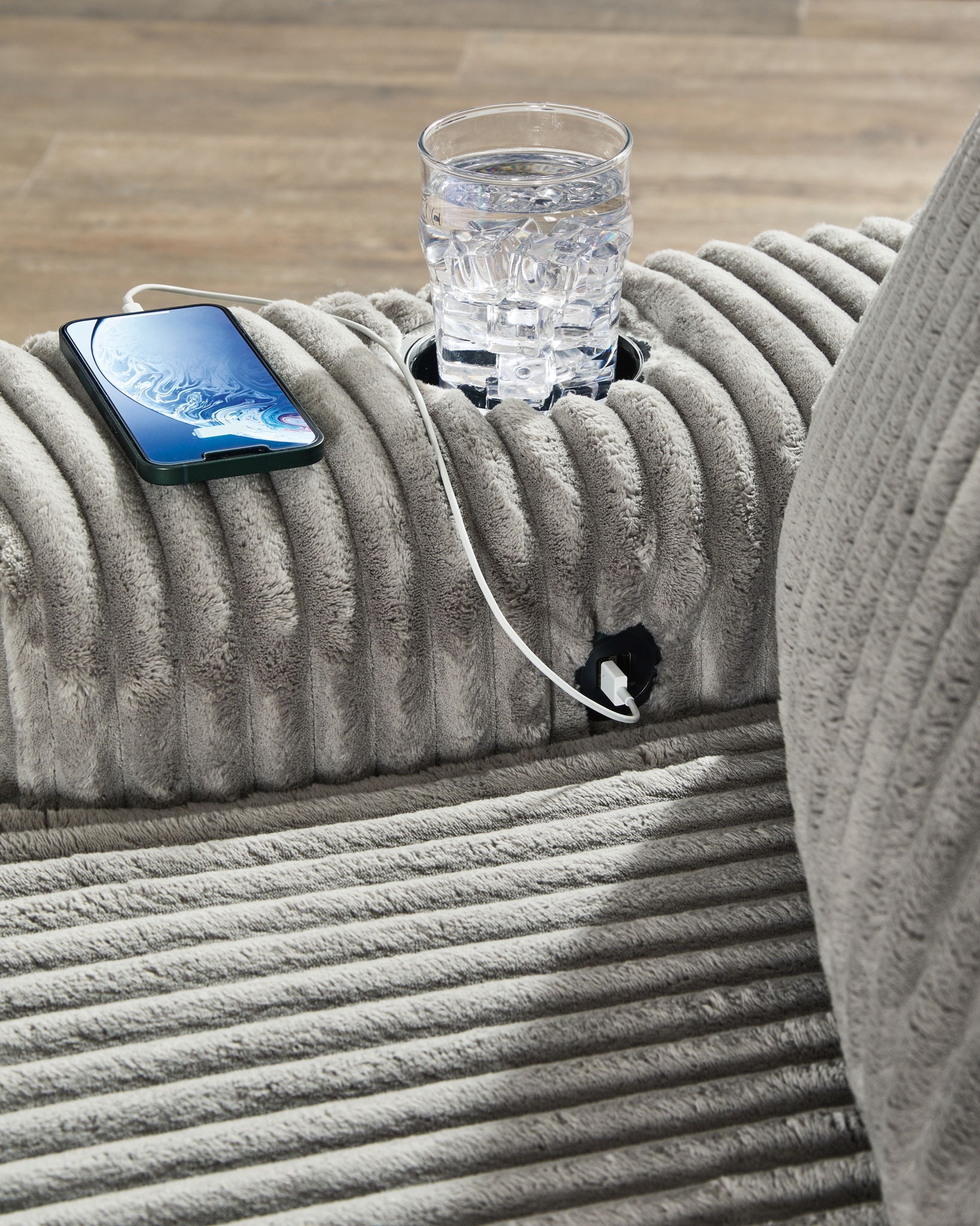 Lindyn - Chaise - Hornell Furniture Outlet