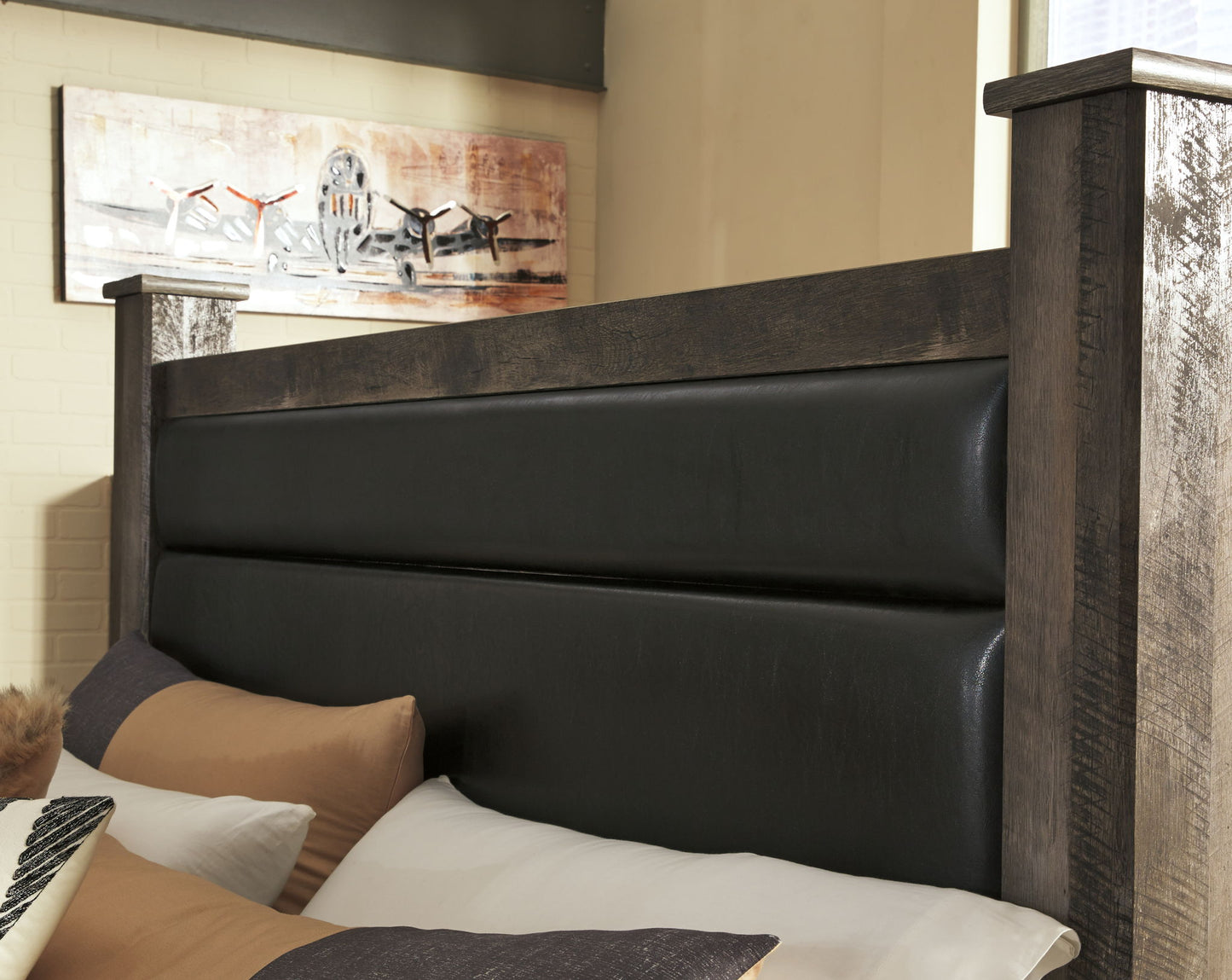 Wynnlow - Poster Bed - Hornell Furniture Outlet