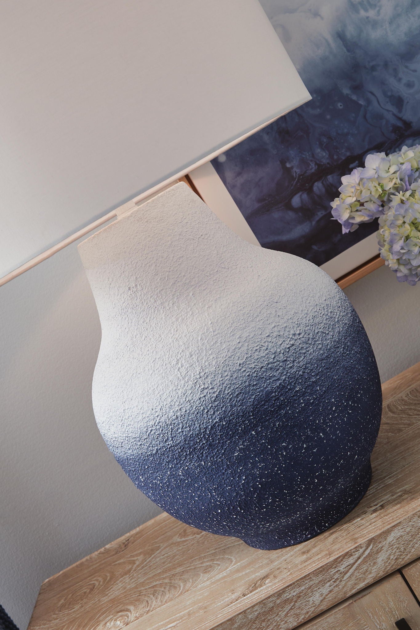 Dashland - Metal Table Lamp - White / Navy - Hornell Furniture Outlet