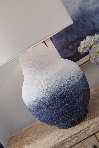 Dashland - Metal Table Lamp - White / Navy - Hornell Furniture Outlet