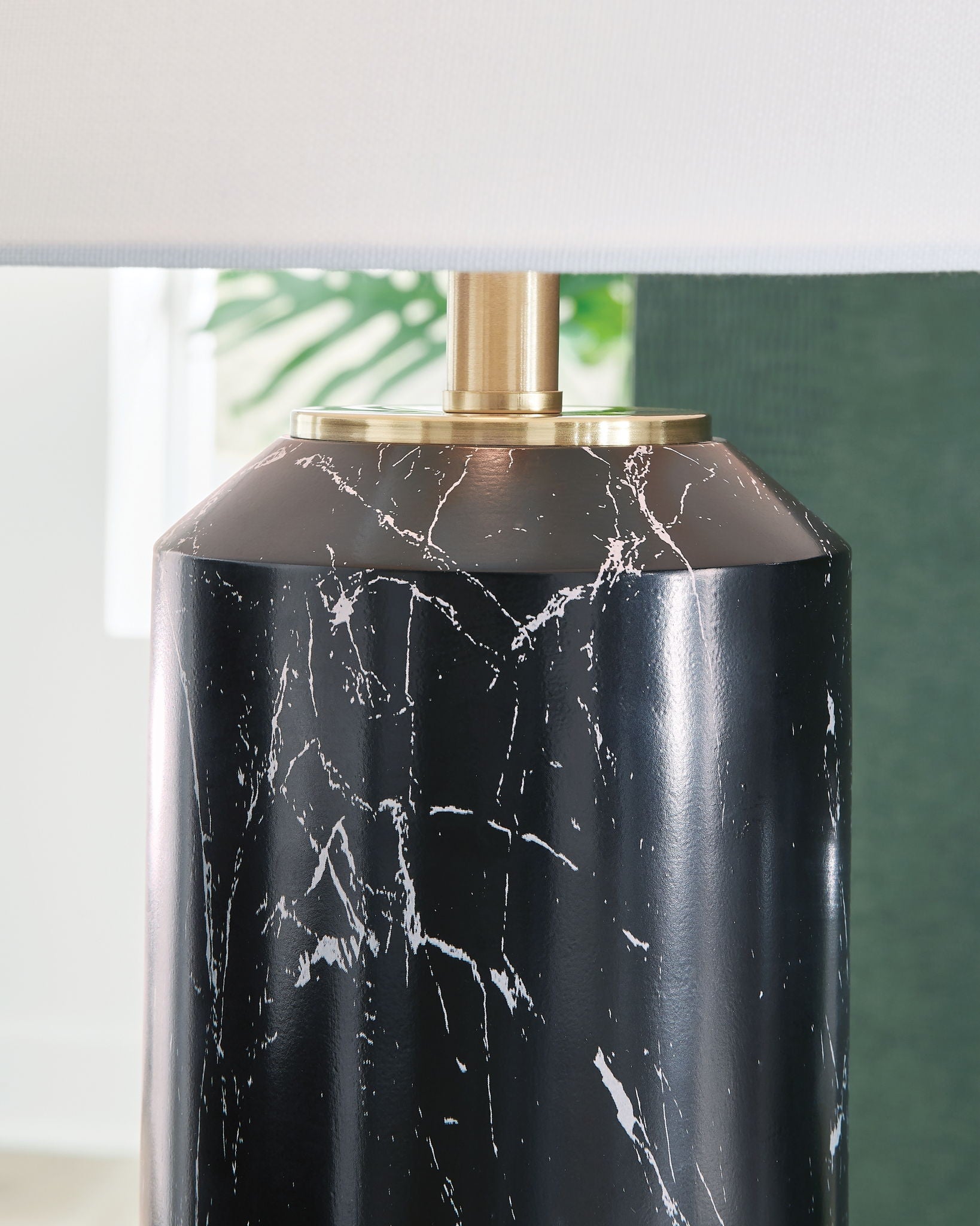 Hanzila - Poly Table Lamp - Black / Gold Finish - Hornell Furniture Outlet