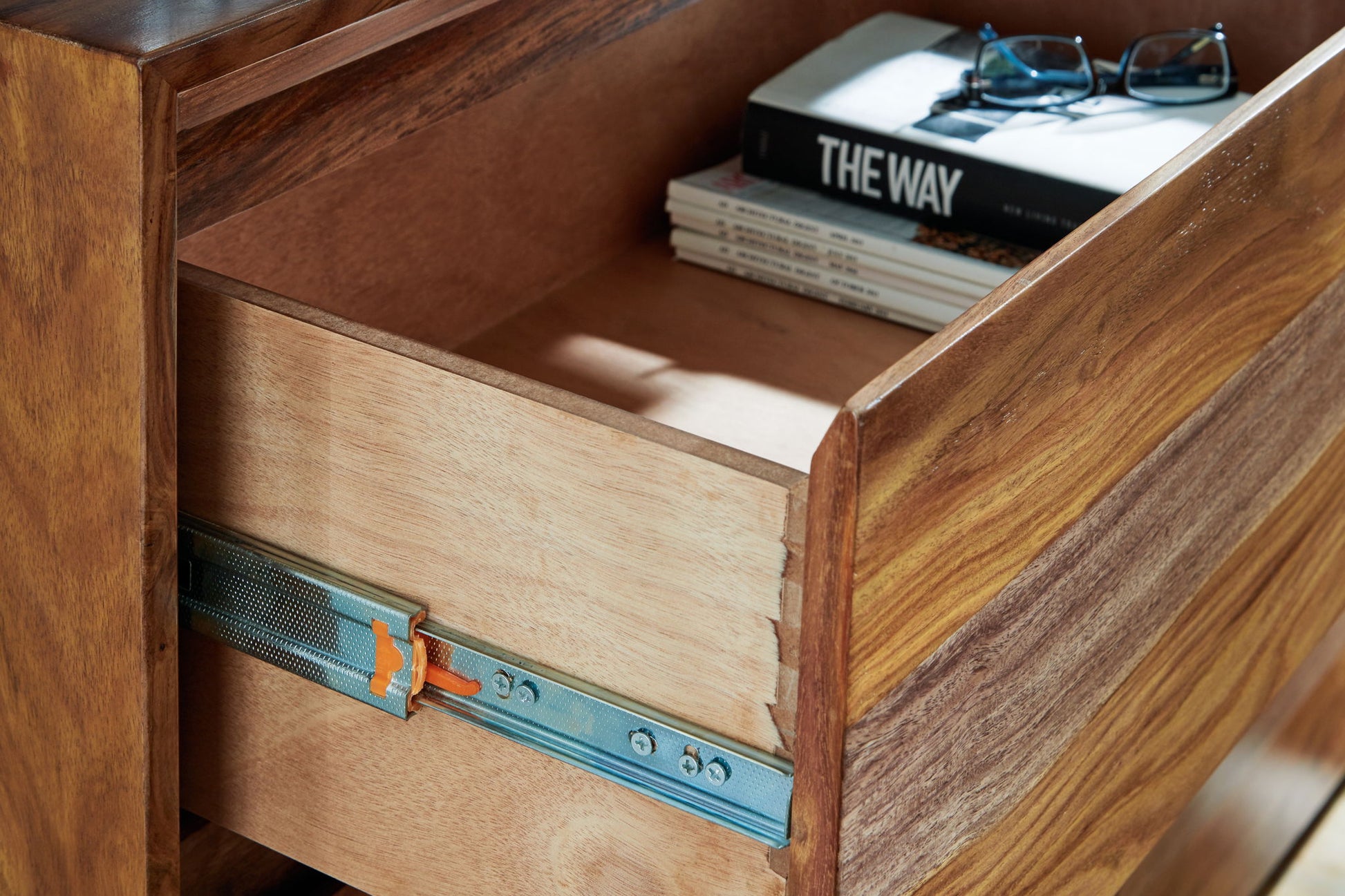 Dressonni - Brown - Five Drawer Chest - Hornell Furniture Outlet