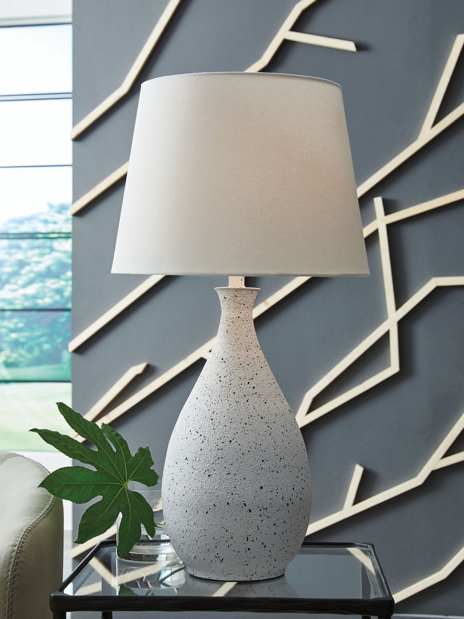 Wyattford - White / Black - Metal Table Lamp - Hornell Furniture Outlet