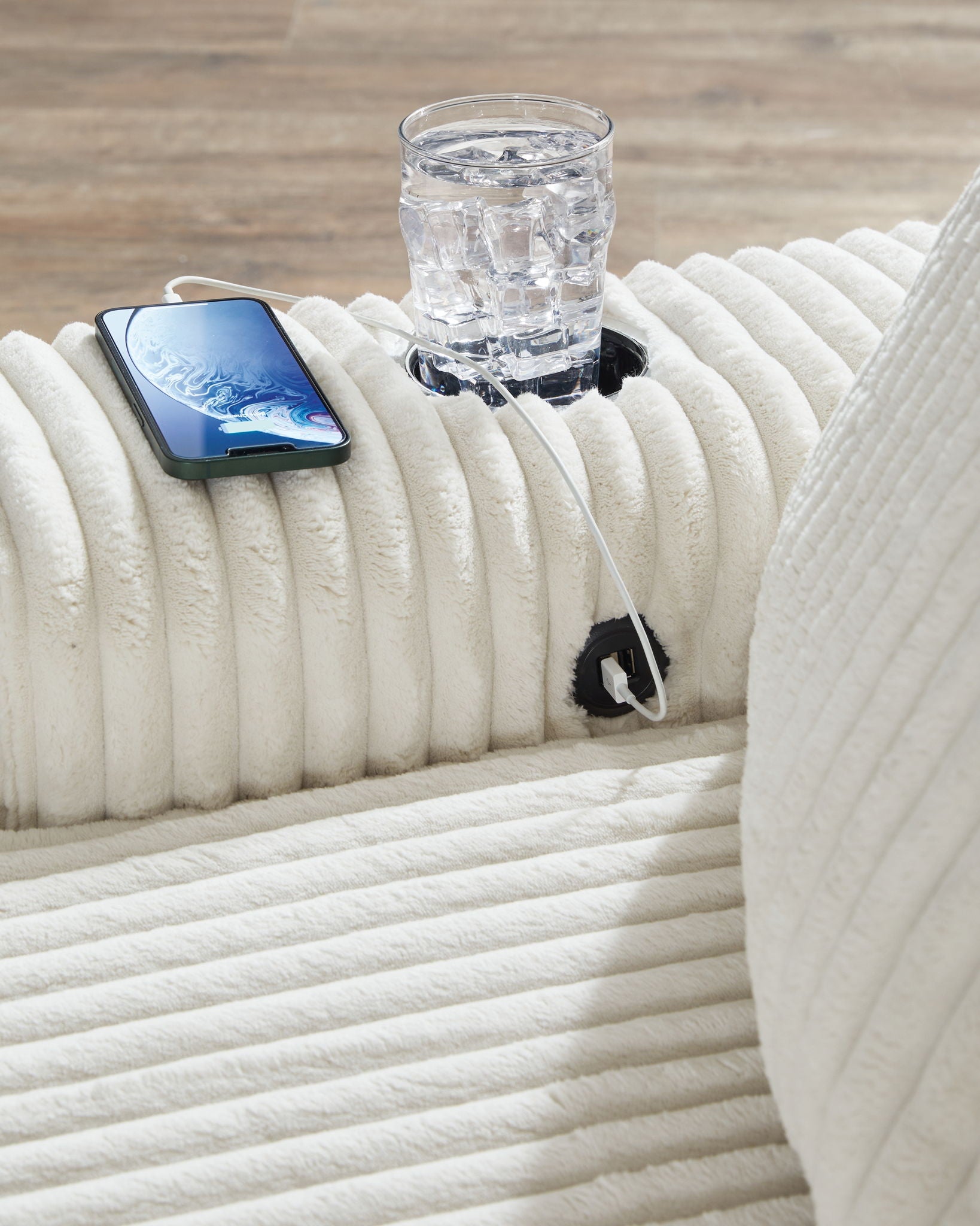 Lindyn - Chaise - Hornell Furniture Outlet