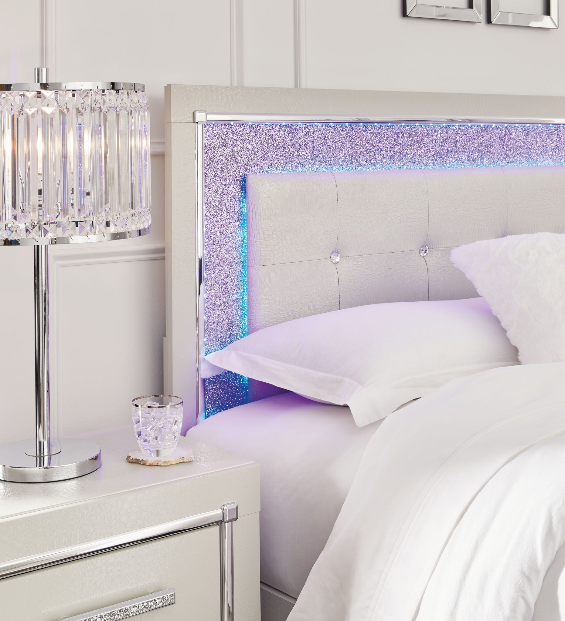 Zyniden - Upholstered Panel Bed - Hornell Furniture Outlet