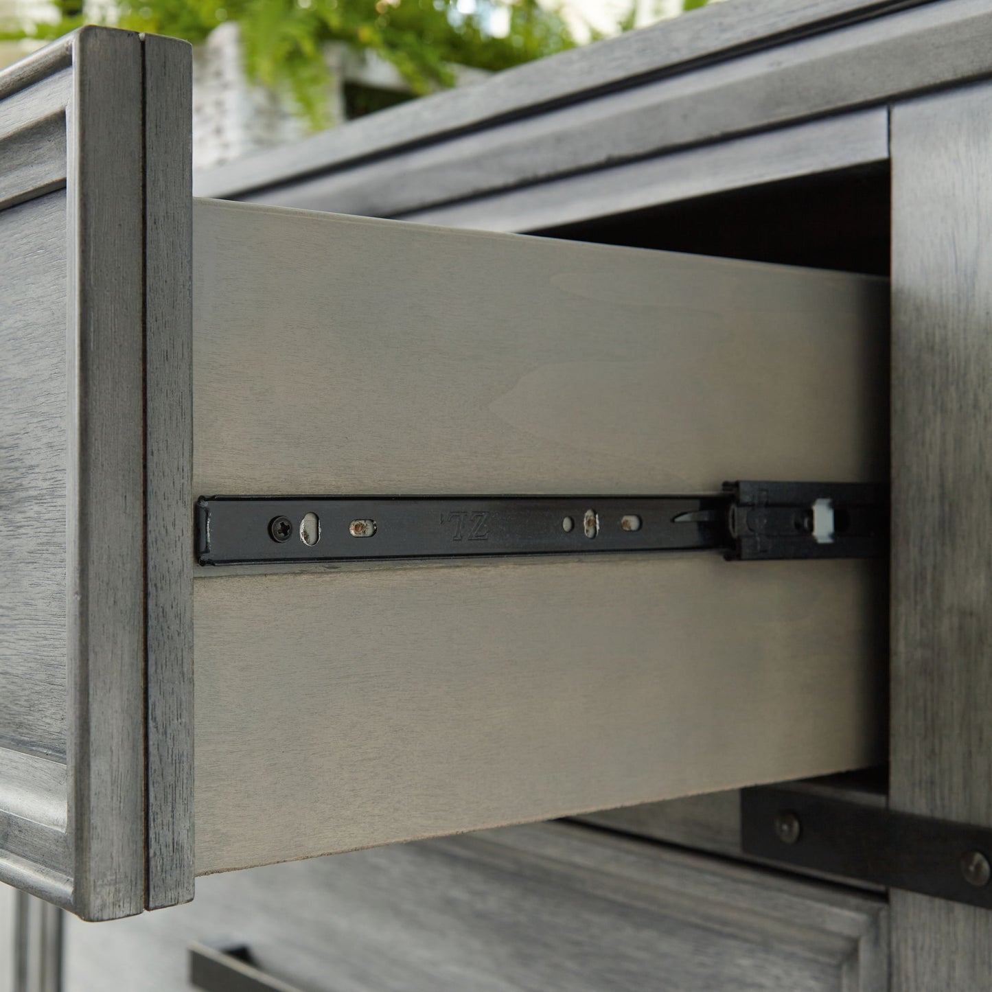 Russelyn - Gray - Five Drawer Chest - Hornell Furniture Outlet