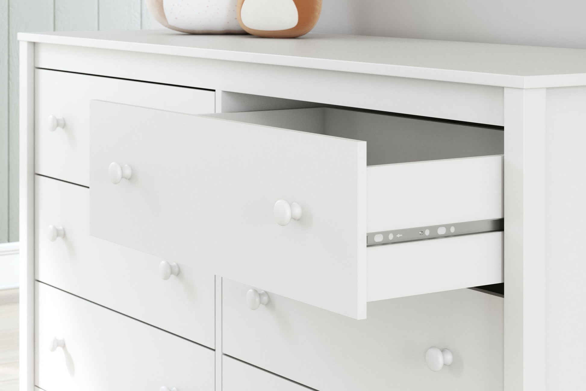 Hallityn - Six Drawer Dresser - White - Hornell Furniture Outlet