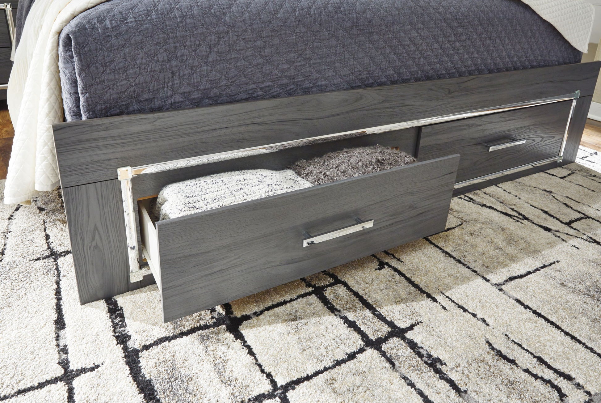 Lodanna - Panel Bed - Hornell Furniture Outlet