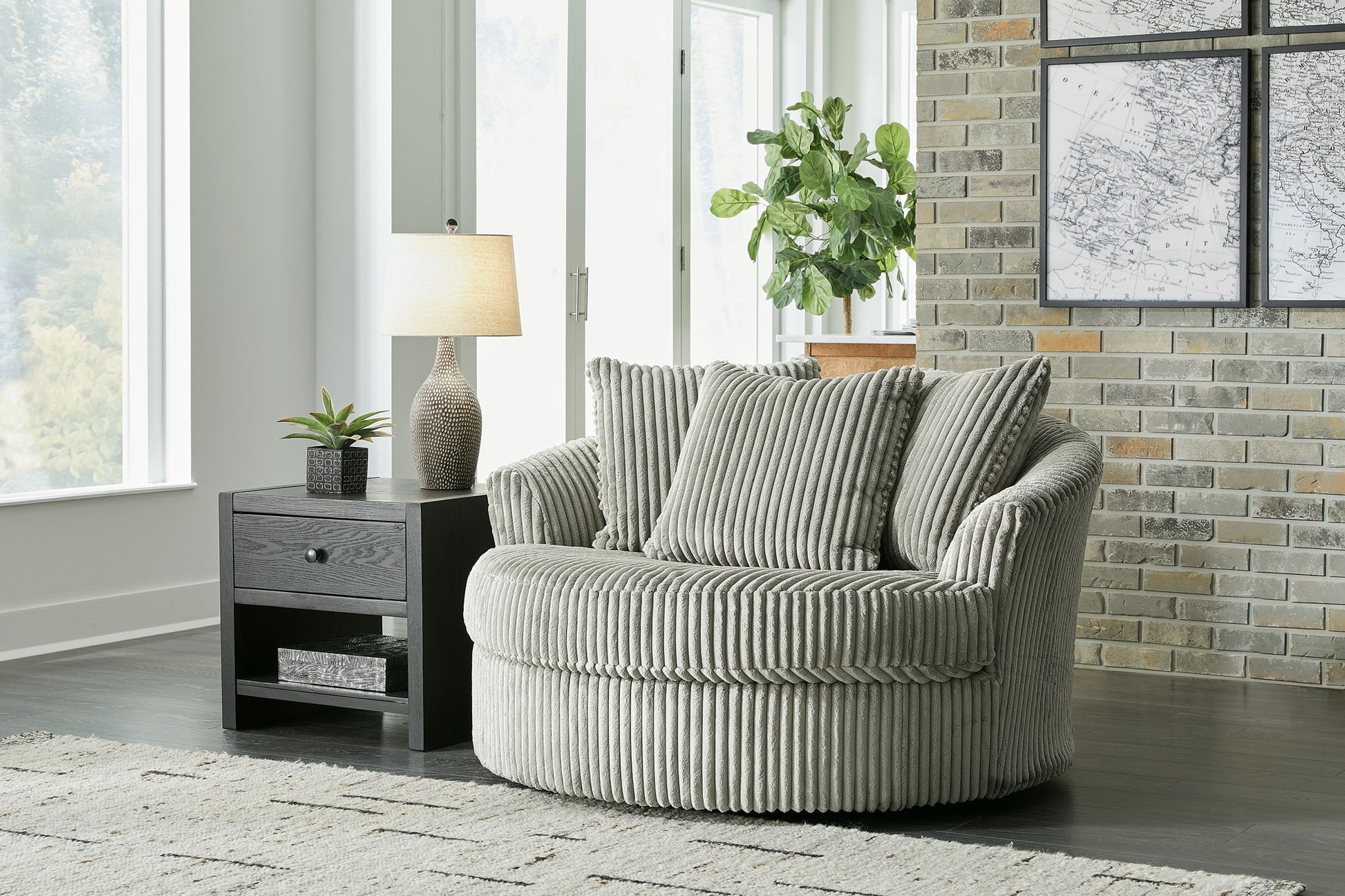 Lindyn - Oversized Swivel Accent Chair - Hornell Furniture Outlet