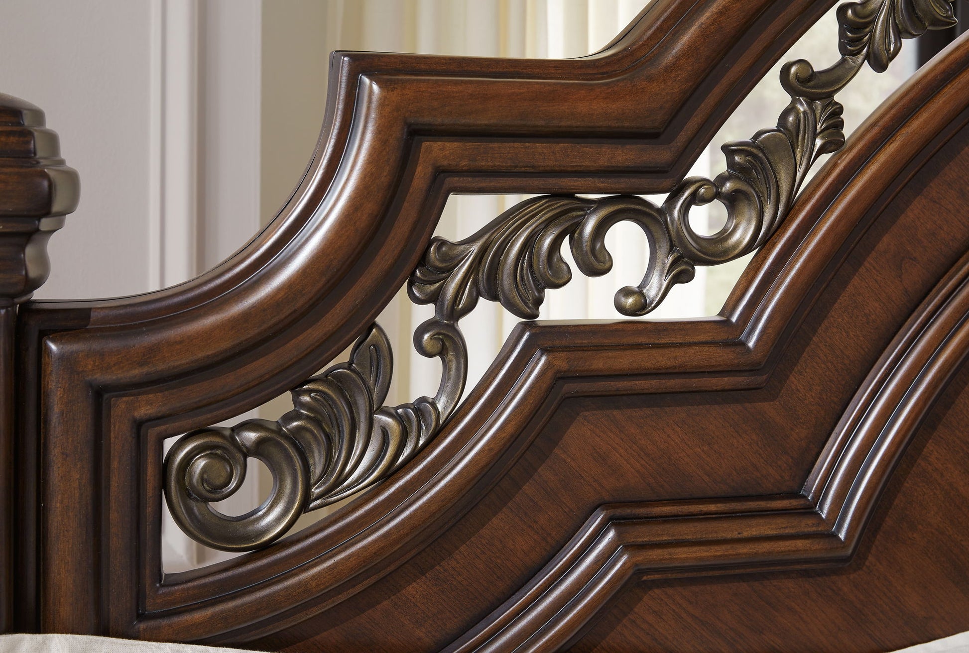 Lavinton - Poster Bed - Hornell Furniture Outlet