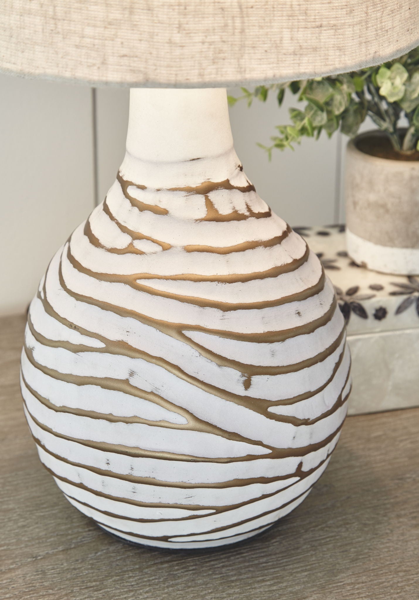 Aleela - White / Gold Finish - Metal Table Lamp - Hornell Furniture Outlet